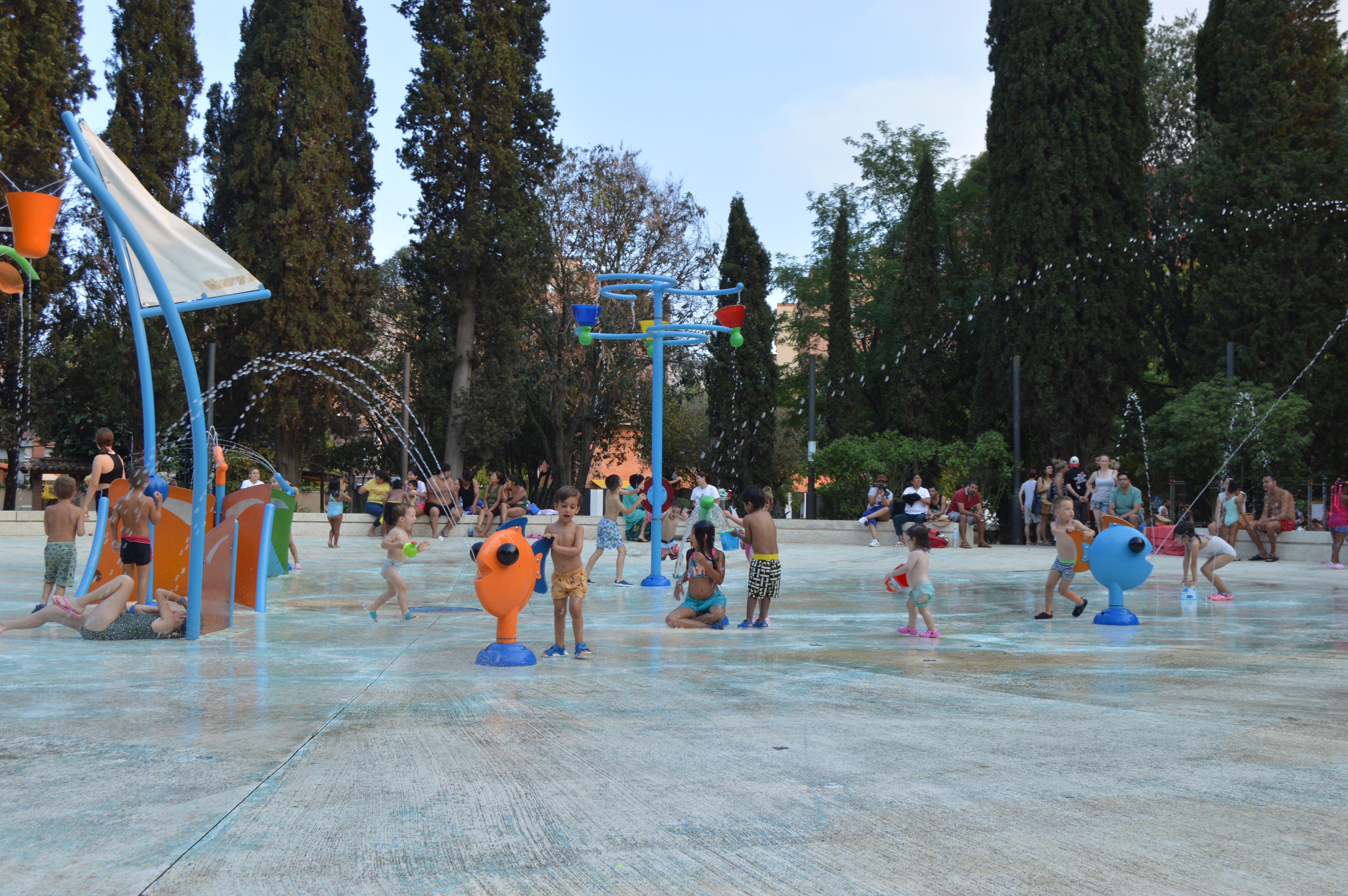 Refrescar-se al parc de Cordelles durant l'onada de calor a Cerdanyola. FOTO: Nora Muñoz Otero