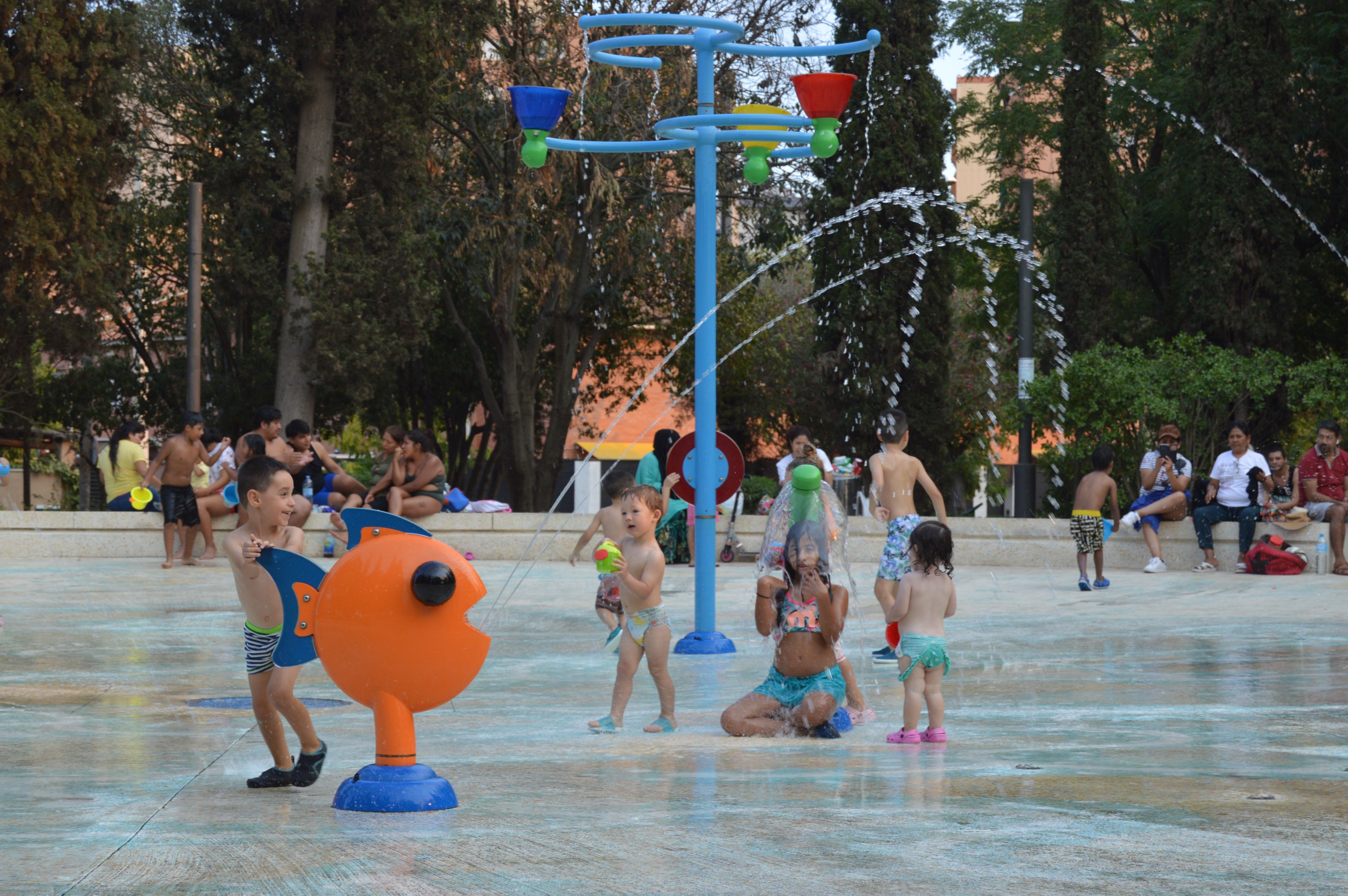 Refrescar-se al parc de Cordelles durant l'onada de calor a Cerdanyola. FOTO: Nora Muñoz Otero