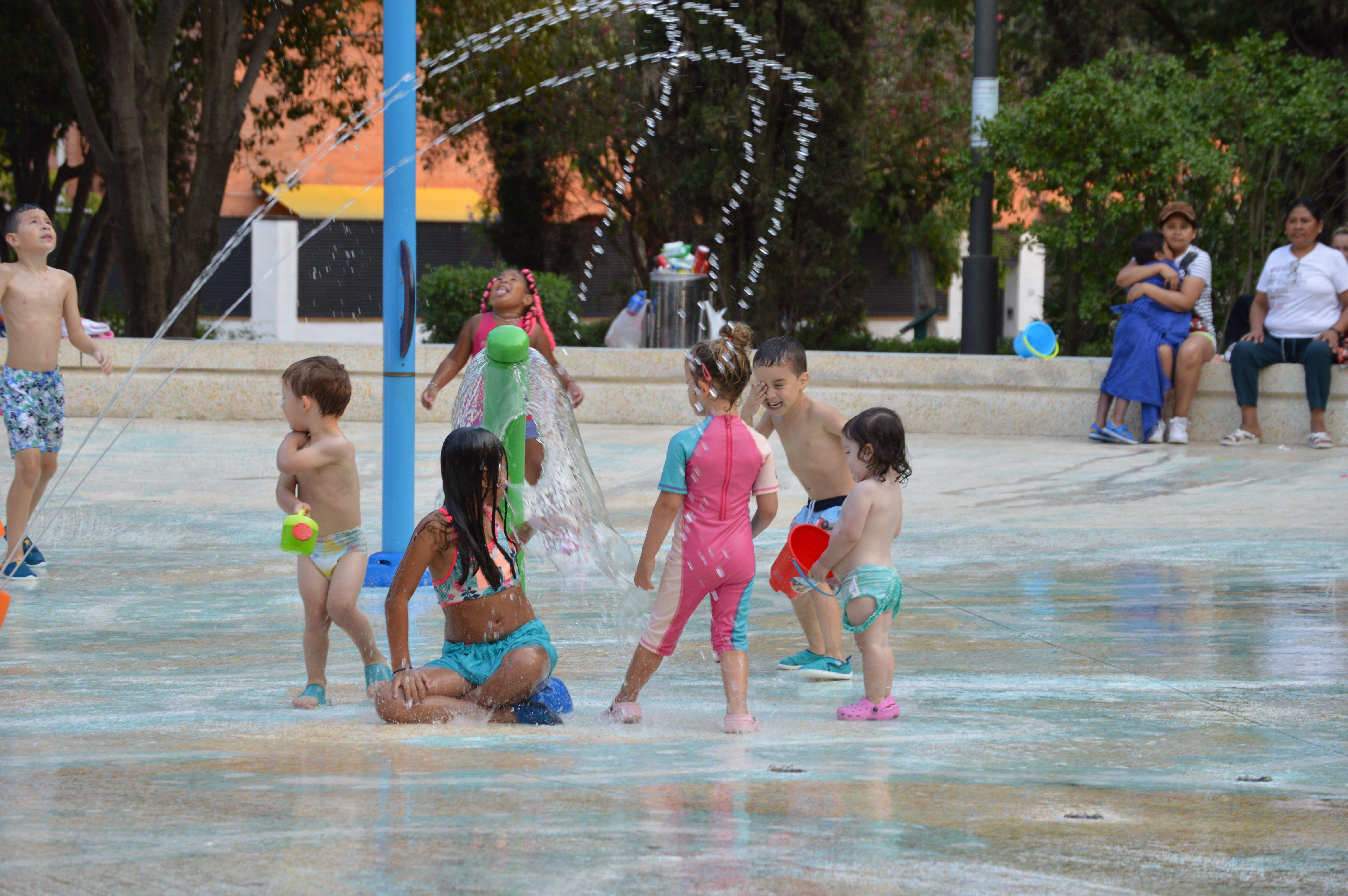 Refrescar-se al parc de Cordelles durant l'onada de calor a Cerdanyola. FOTO: Nora Muñoz Otero