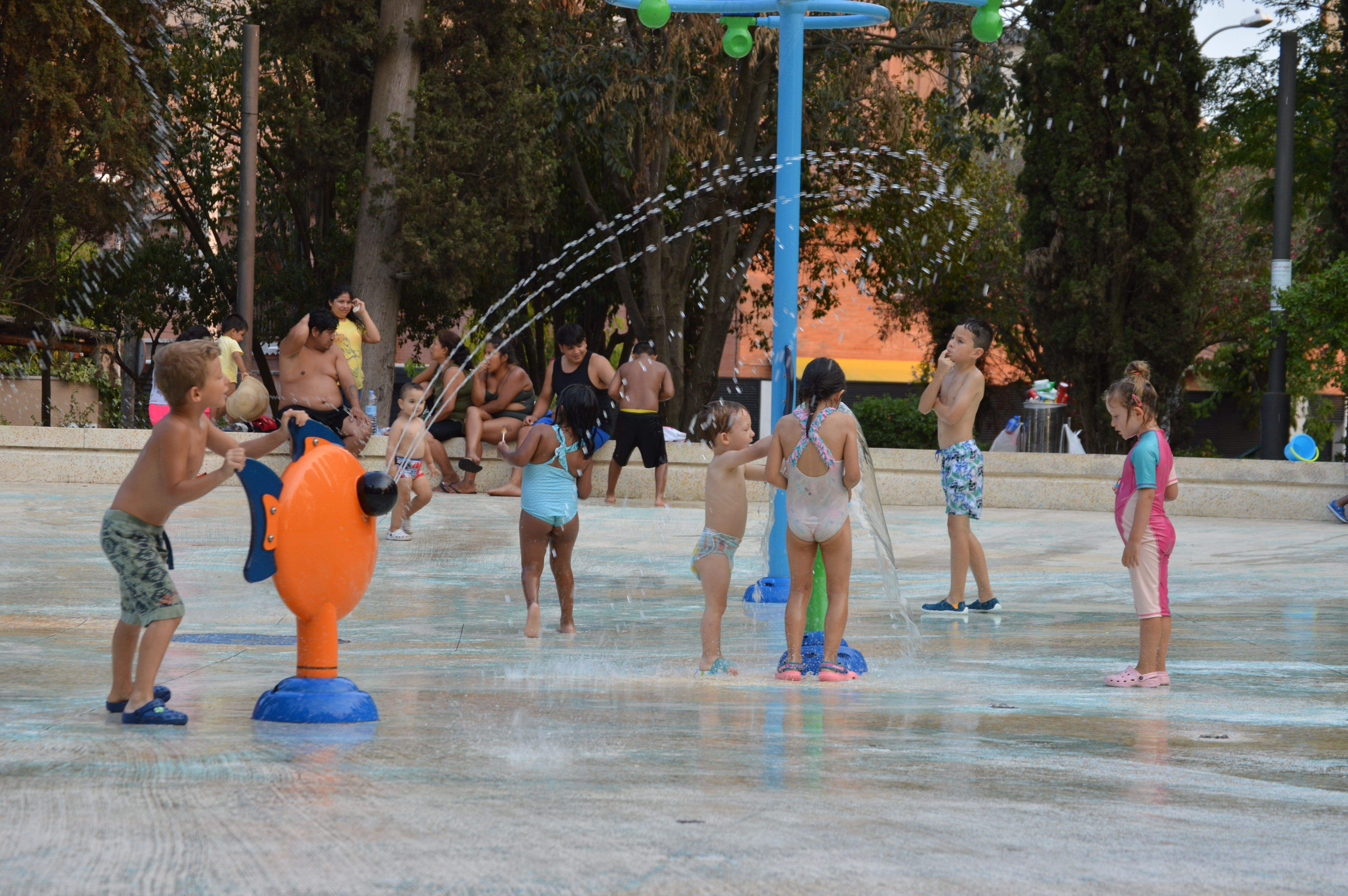 Refrescar-se al parc de Cordelles durant l'onada de calor a Cerdanyola. FOTO: Nora Muñoz Otero