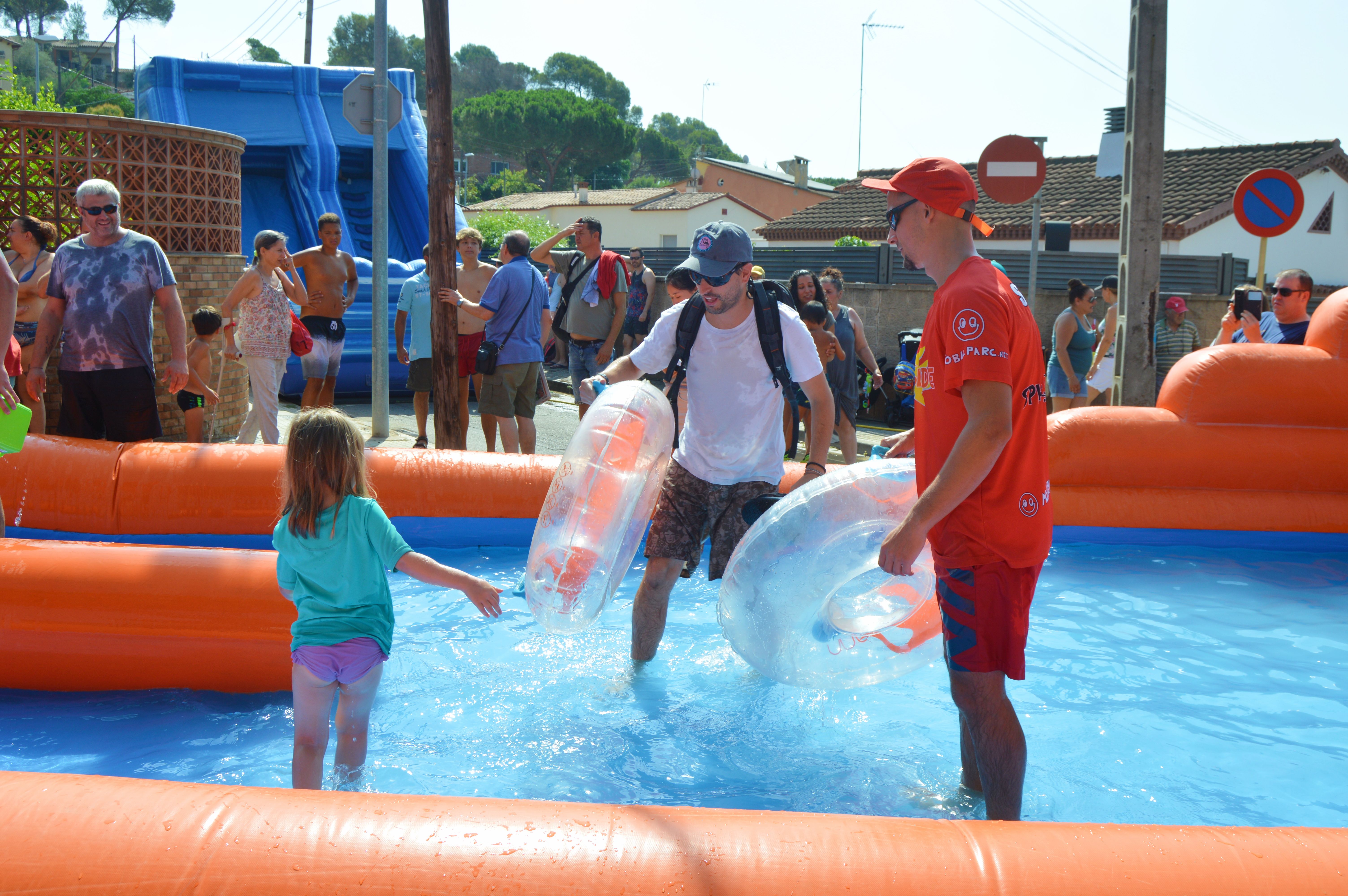 Festa infantil de l’aigua amb tobogan gegant aquàtic al barri de Montflorit. FOTO: Nora Muñoz Otero