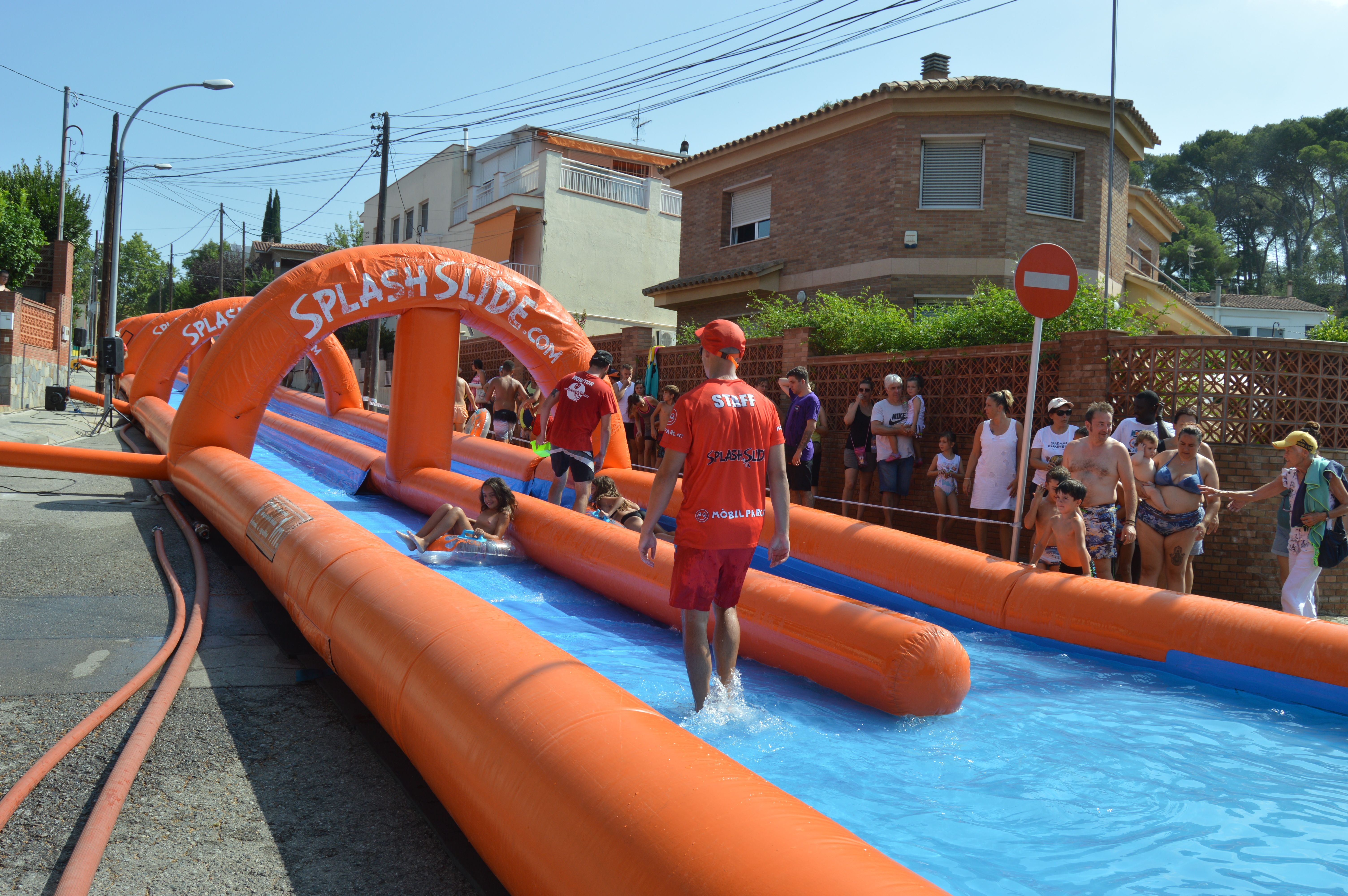 Festa infantil de l’aigua amb tobogan gegant aquàtic al barri de Montflorit. FOTO: Nora Muñoz Otero