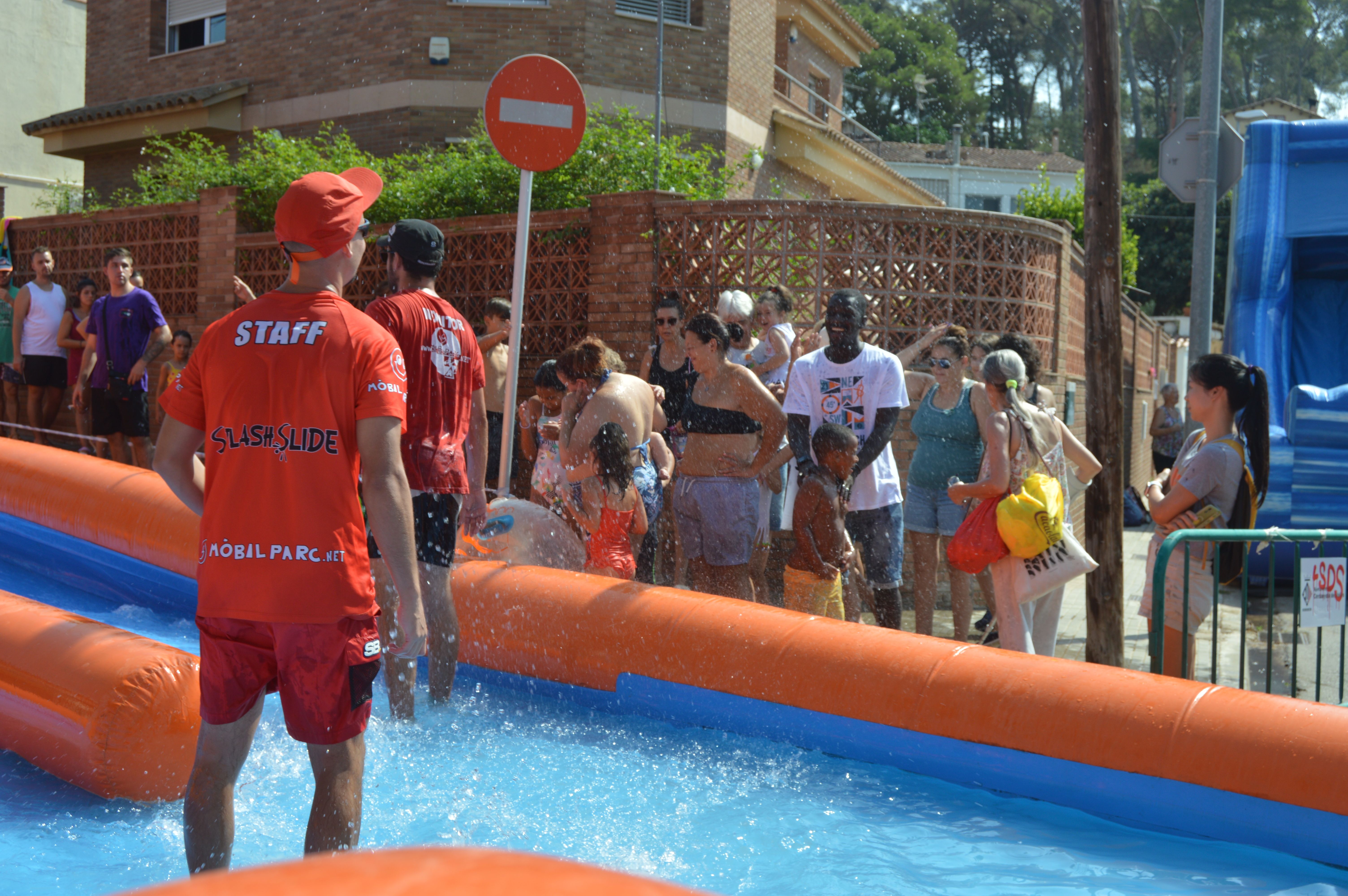 Festa infantil de l’aigua amb tobogan gegant aquàtic al barri de Montflorit. FOTO: Nora Muñoz Otero