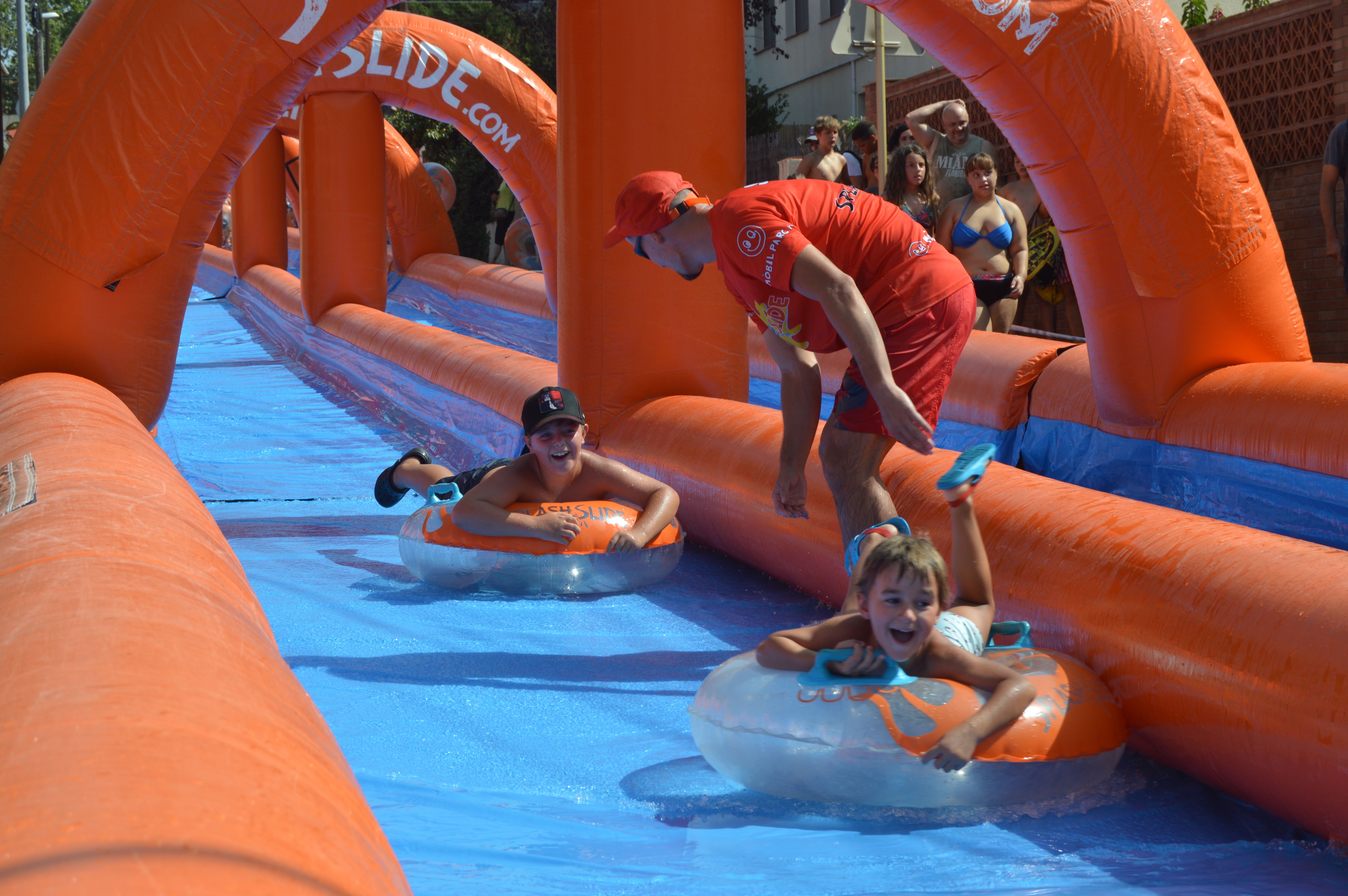 Festa infantil de l’aigua amb tobogan gegant aquàtic al barri de Montflorit. FOTO: Nora Muñoz Otero