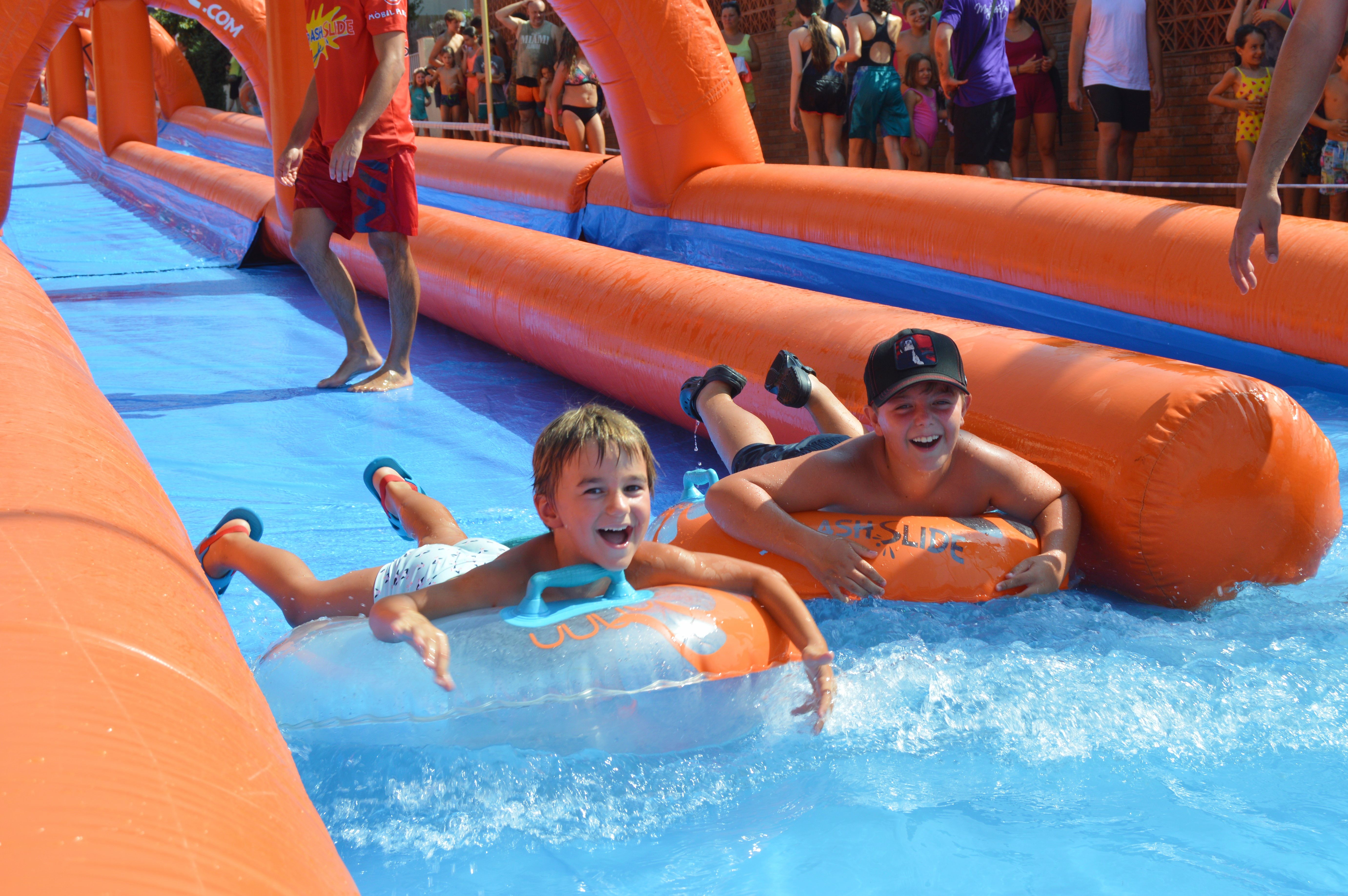 Festa infantil de l’aigua amb tobogan gegant aquàtic al barri de Montflorit. FOTO: Nora Muñoz Otero