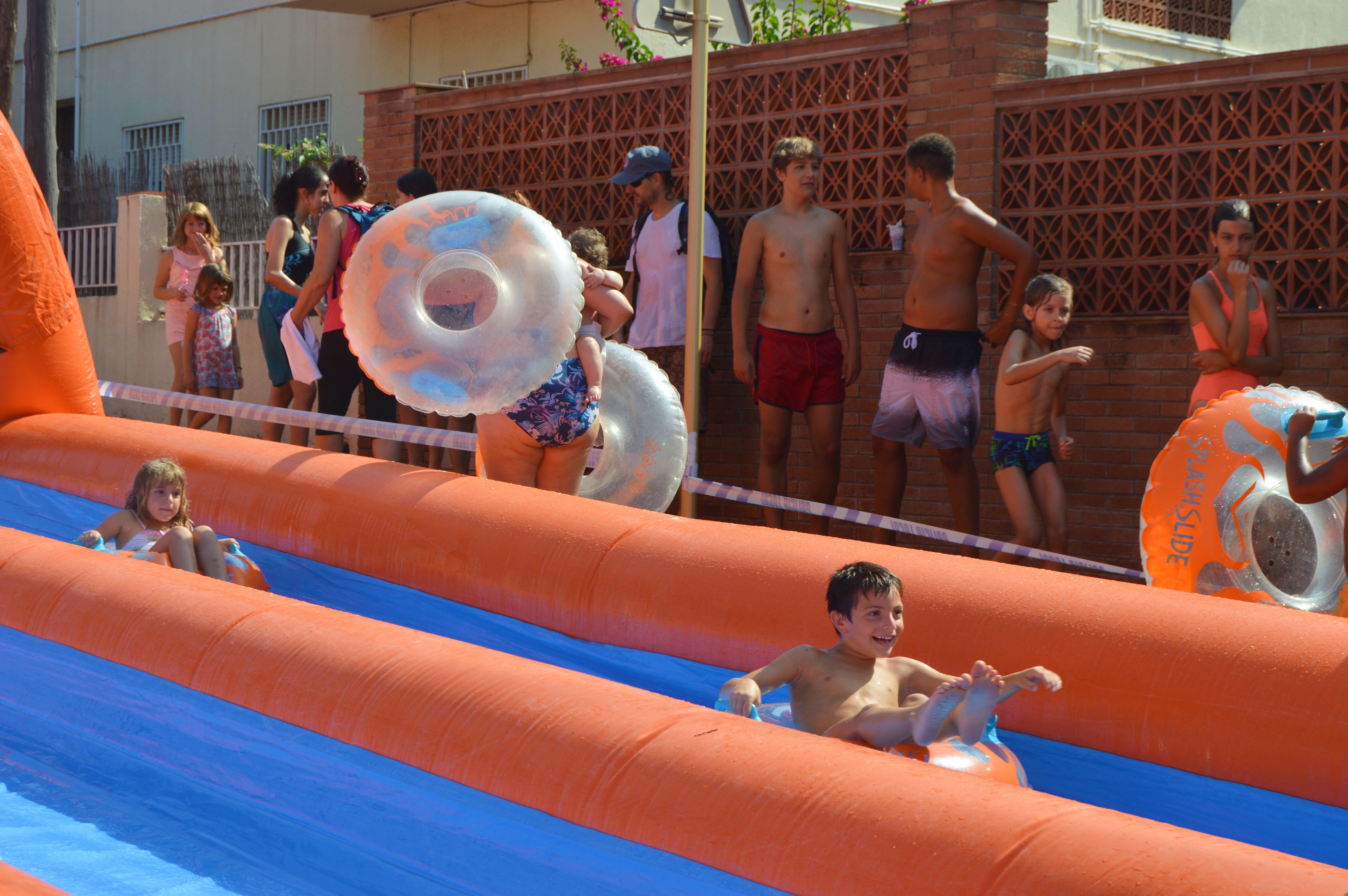 Festa infantil de l’aigua amb tobogan gegant aquàtic al barri de Montflorit. FOTO: Nora Muñoz Otero