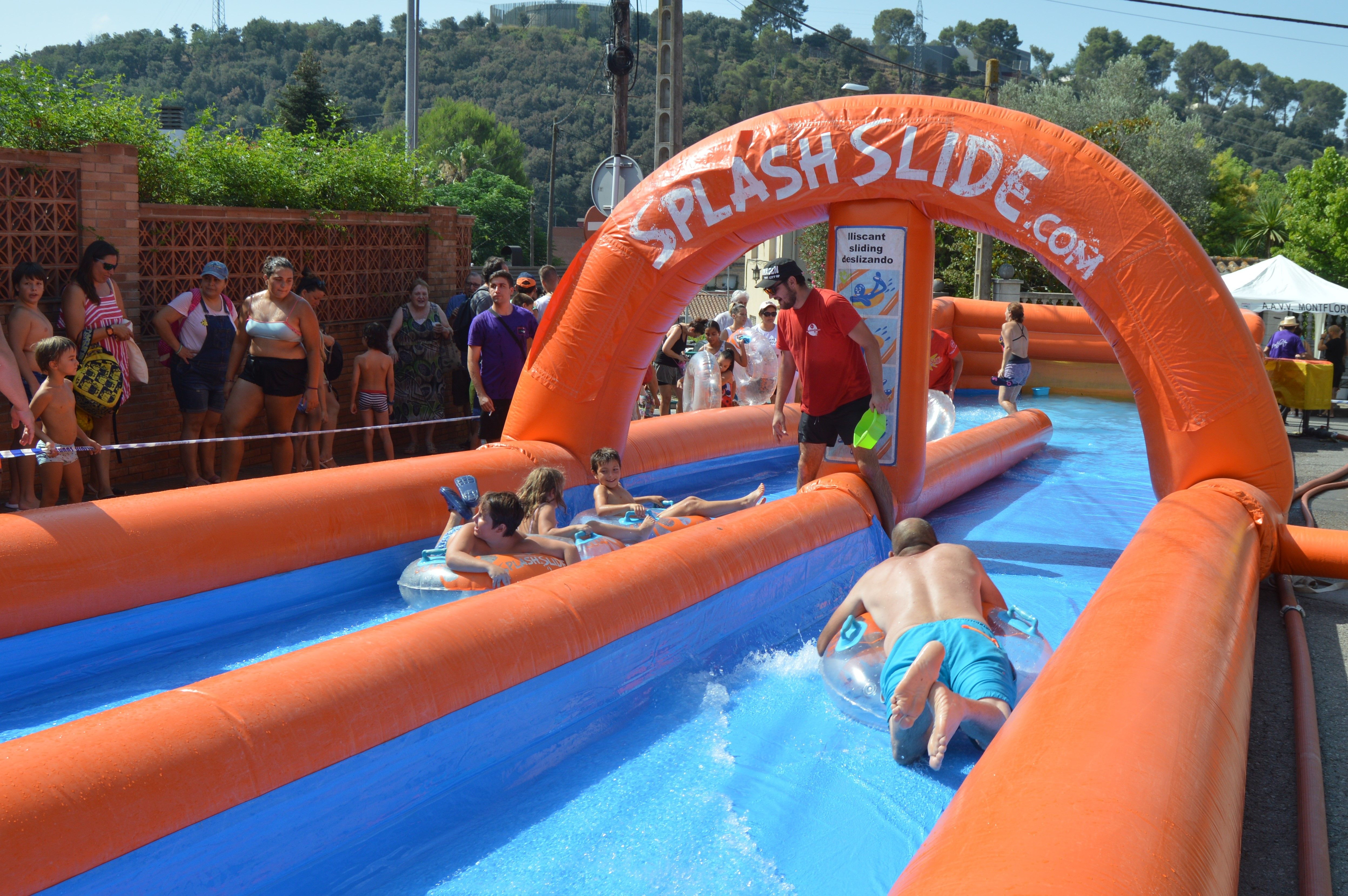 Festa infantil de l’aigua amb tobogan gegant aquàtic al barri de Montflorit. FOTO: Nora Muñoz Otero