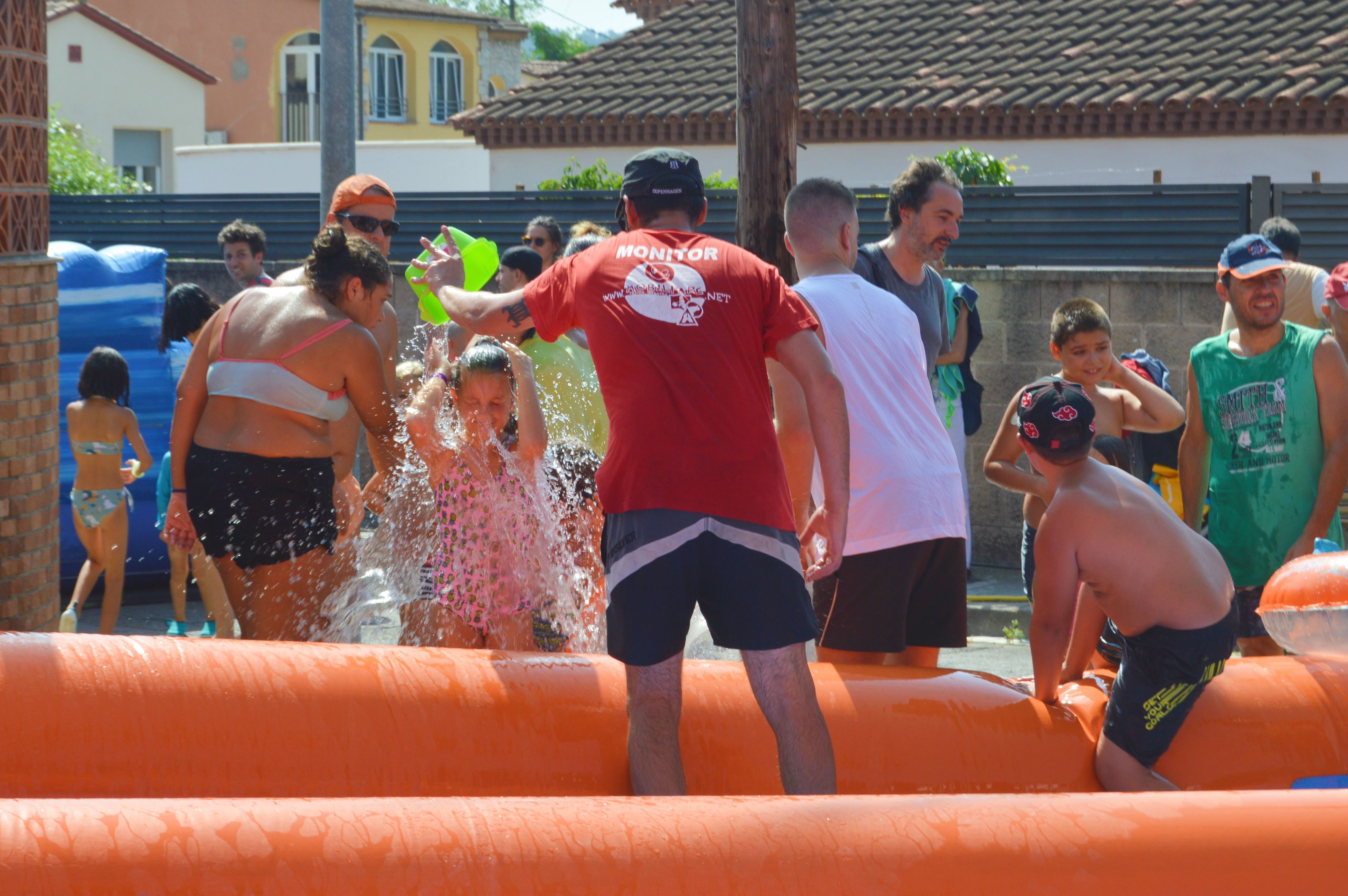 Festa infantil de l’aigua amb tobogan gegant aquàtic al barri de Montflorit. FOTO: Nora Muñoz Otero