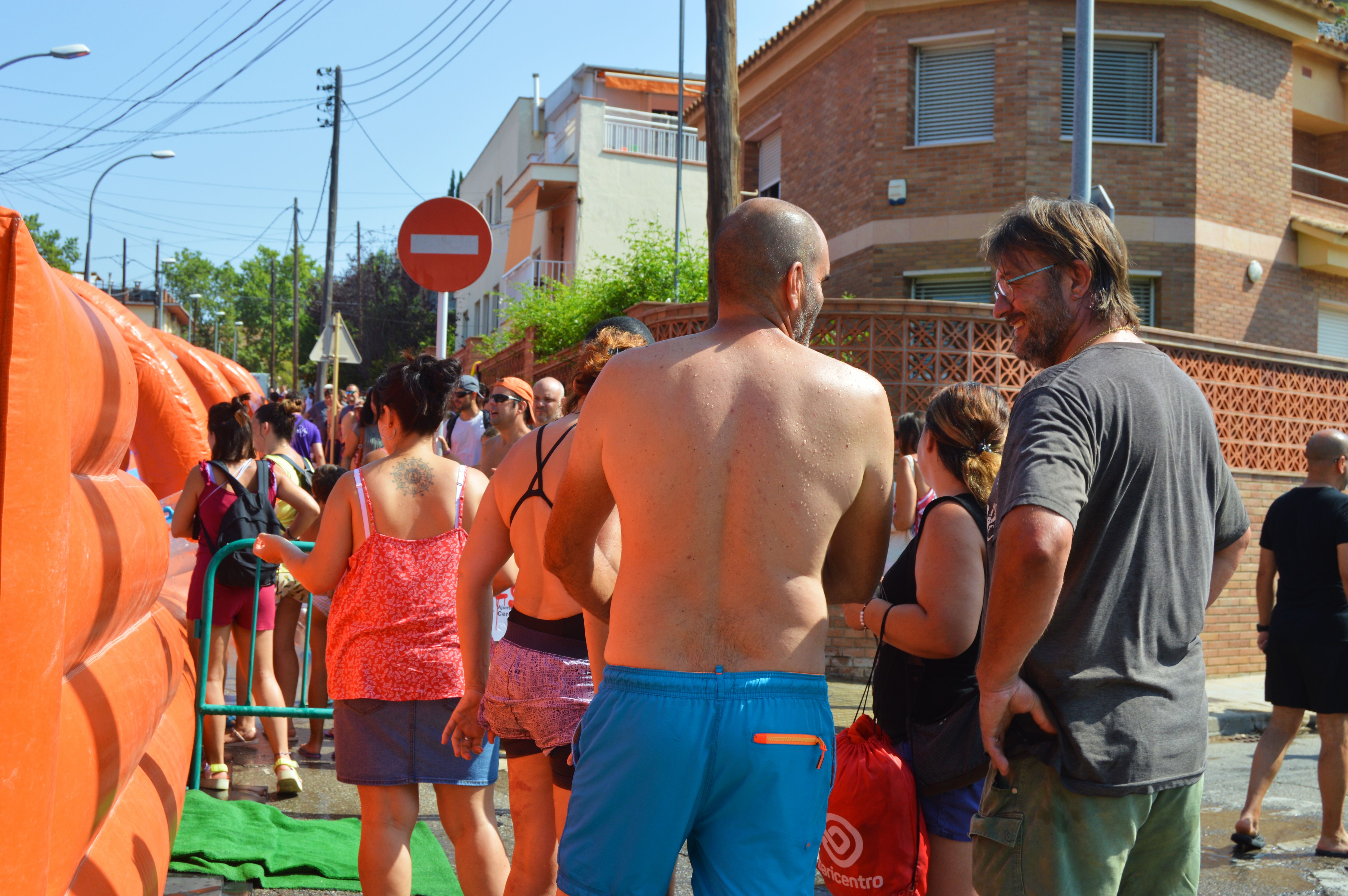 Festa infantil de l’aigua amb tobogan gegant aquàtic al barri de Montflorit. FOTO: Nora Muñoz Otero