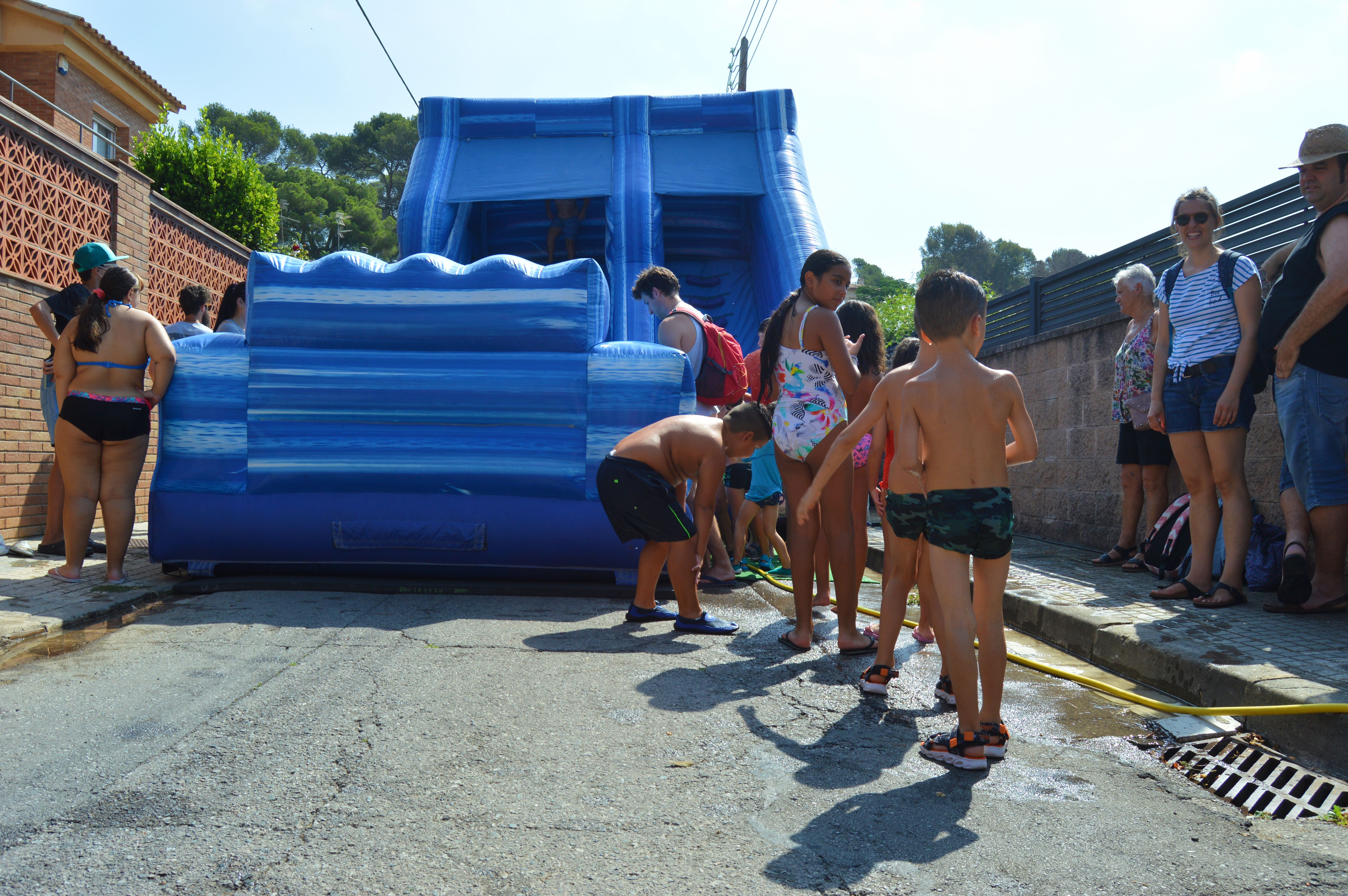 Festa infantil de l’aigua amb tobogan gegant aquàtic al barri de Montflorit. FOTO: Nora Muñoz Otero