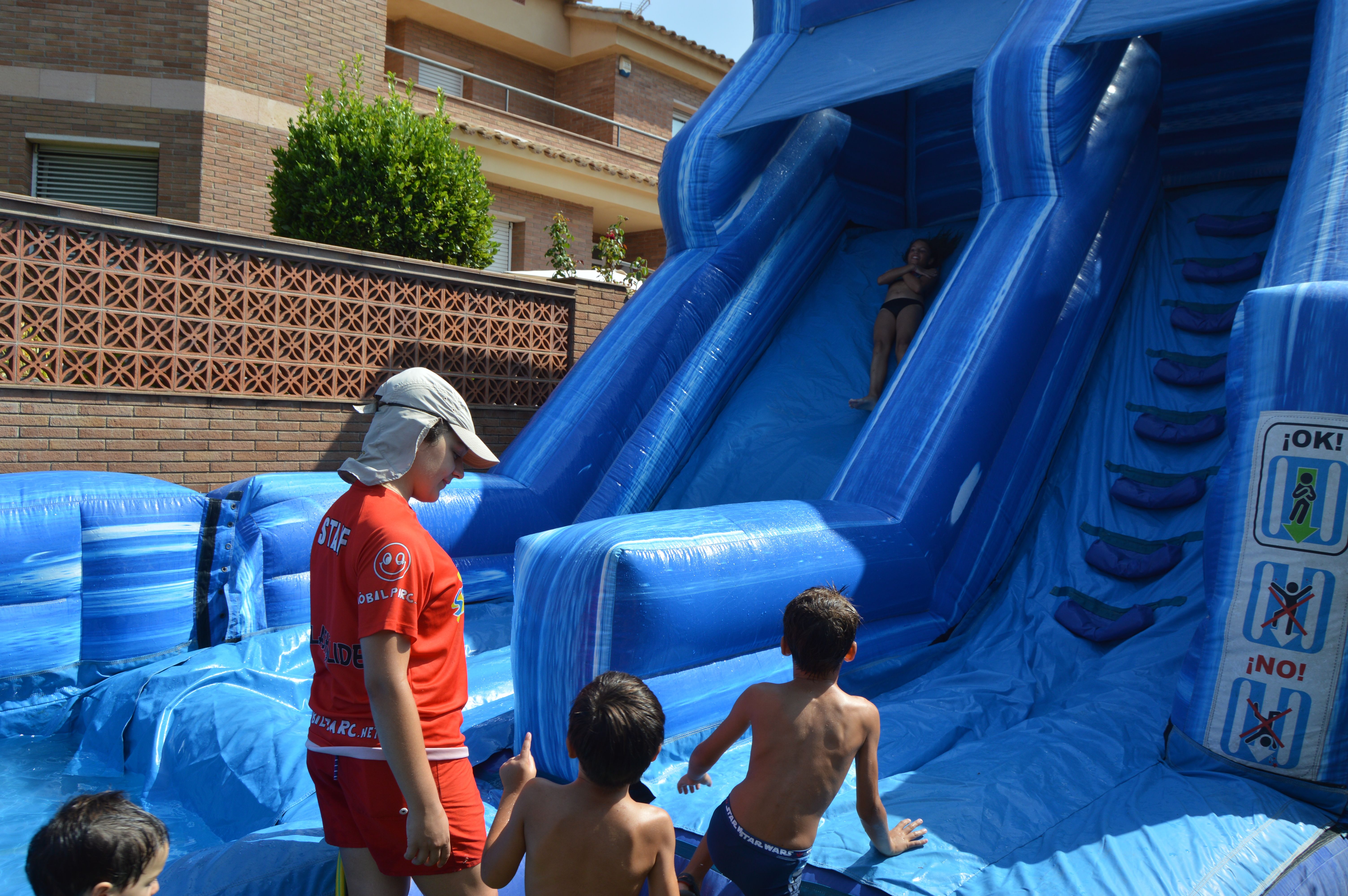 Festa infantil de l’aigua amb tobogan gegant aquàtic al barri de Montflorit. FOTO: Nora Muñoz Otero