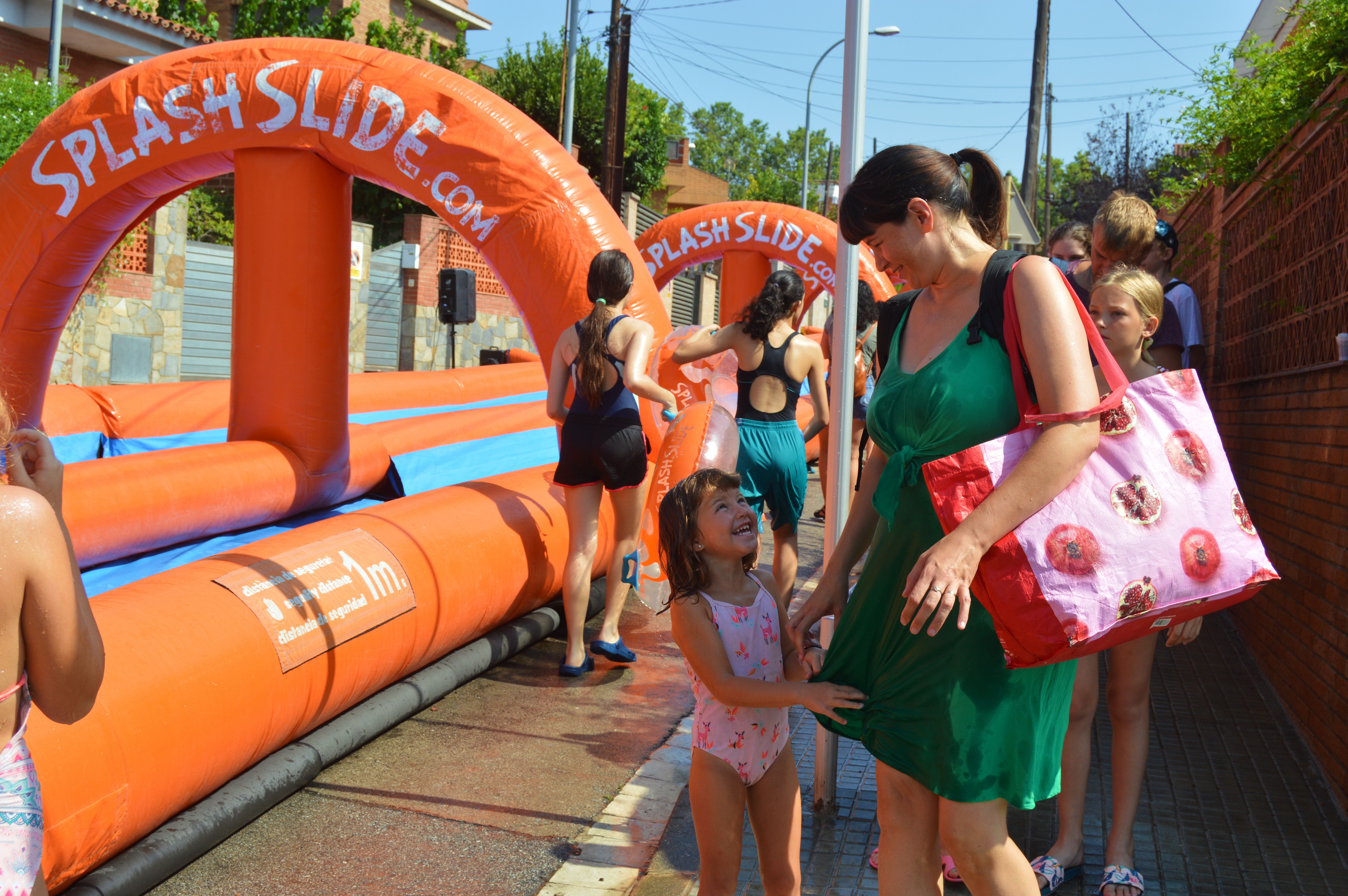 Festa infantil de l’aigua amb tobogan gegant aquàtic al barri de Montflorit. FOTO: Nora Muñoz Otero