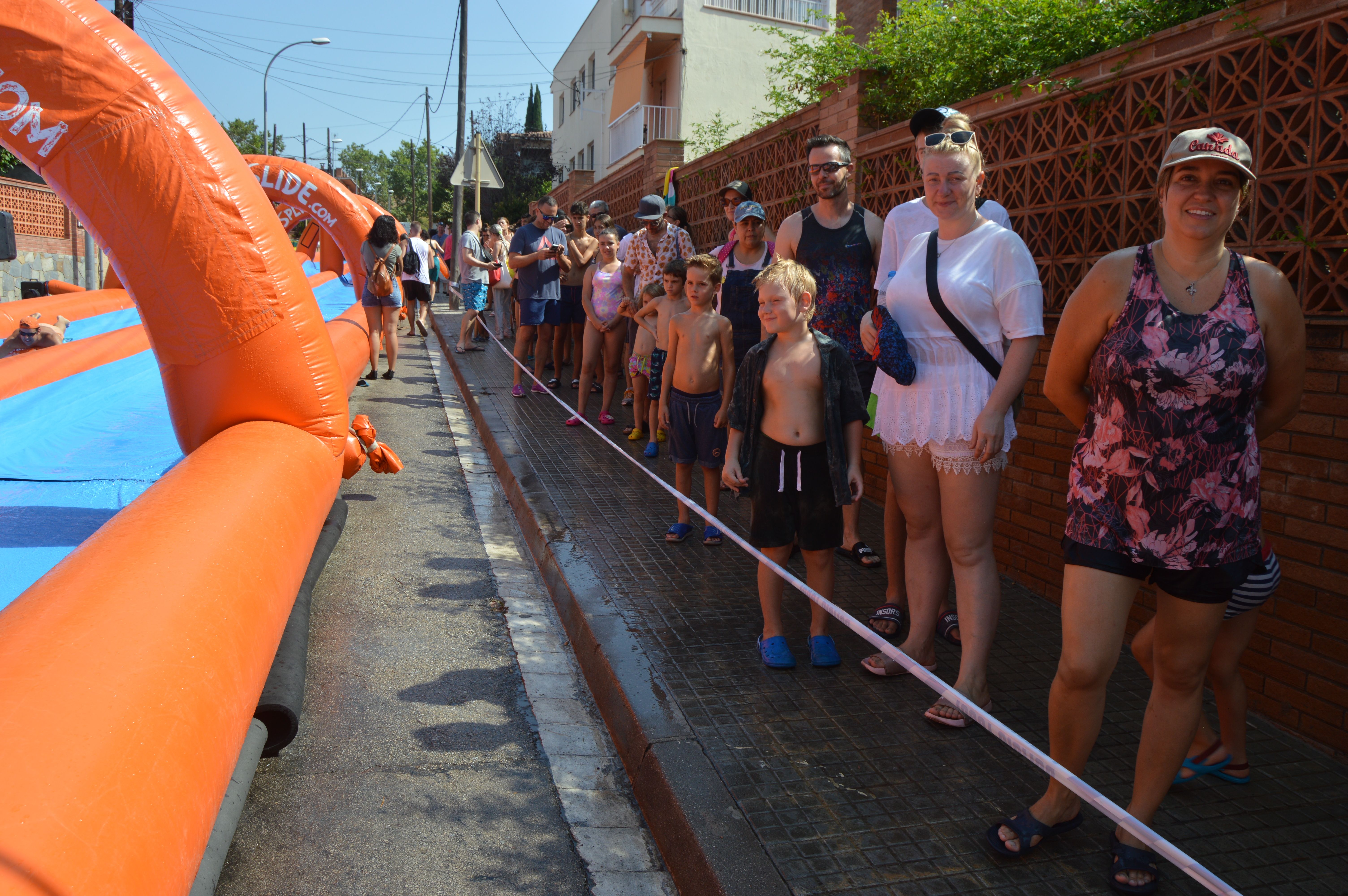 Festa infantil de l’aigua amb tobogan gegant aquàtic al barri de Montflorit. FOTO: Nora Muñoz Otero