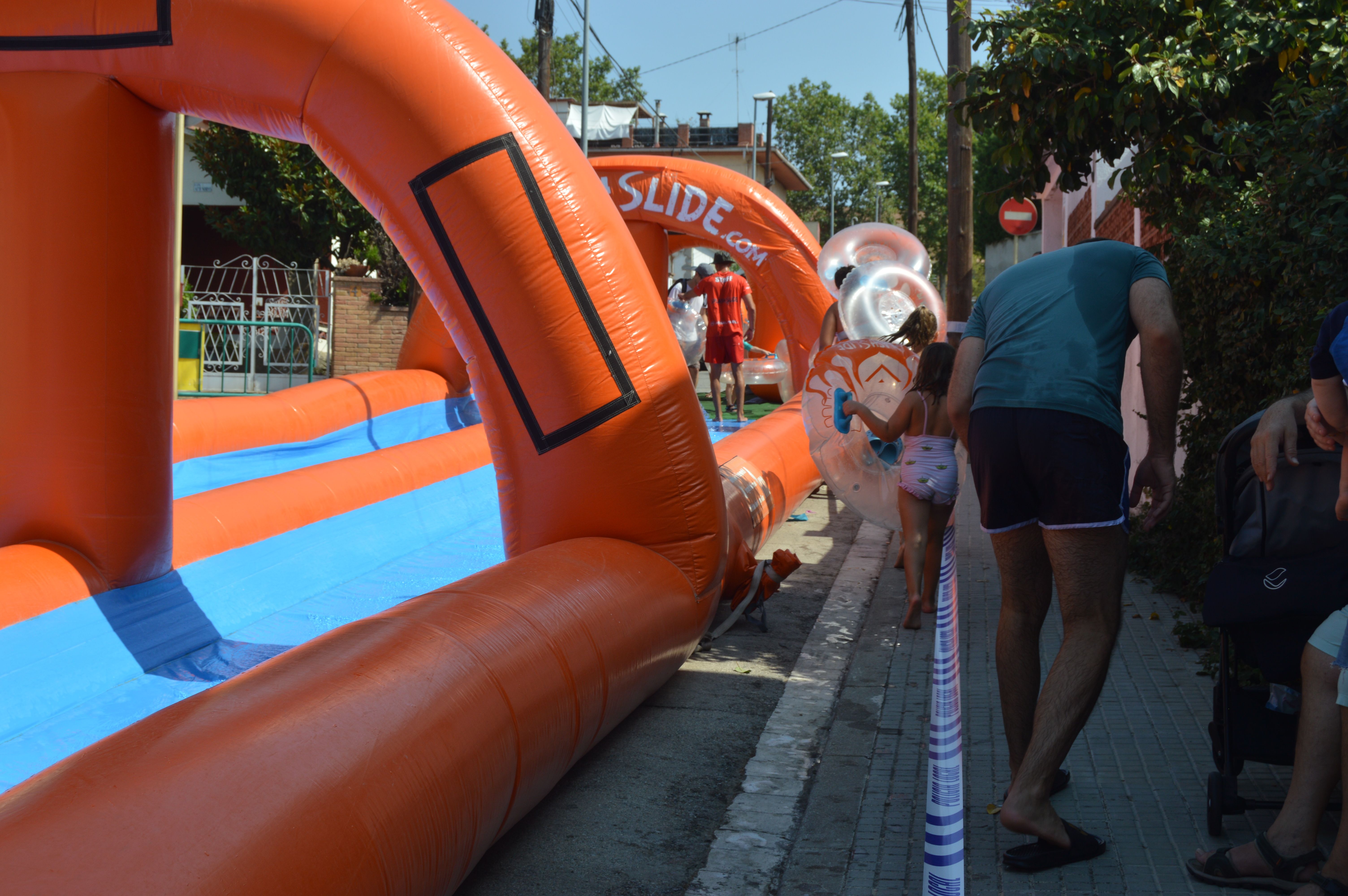 Festa infantil de l’aigua amb tobogan gegant aquàtic al barri de Montflorit. FOTO: Nora Muñoz Otero