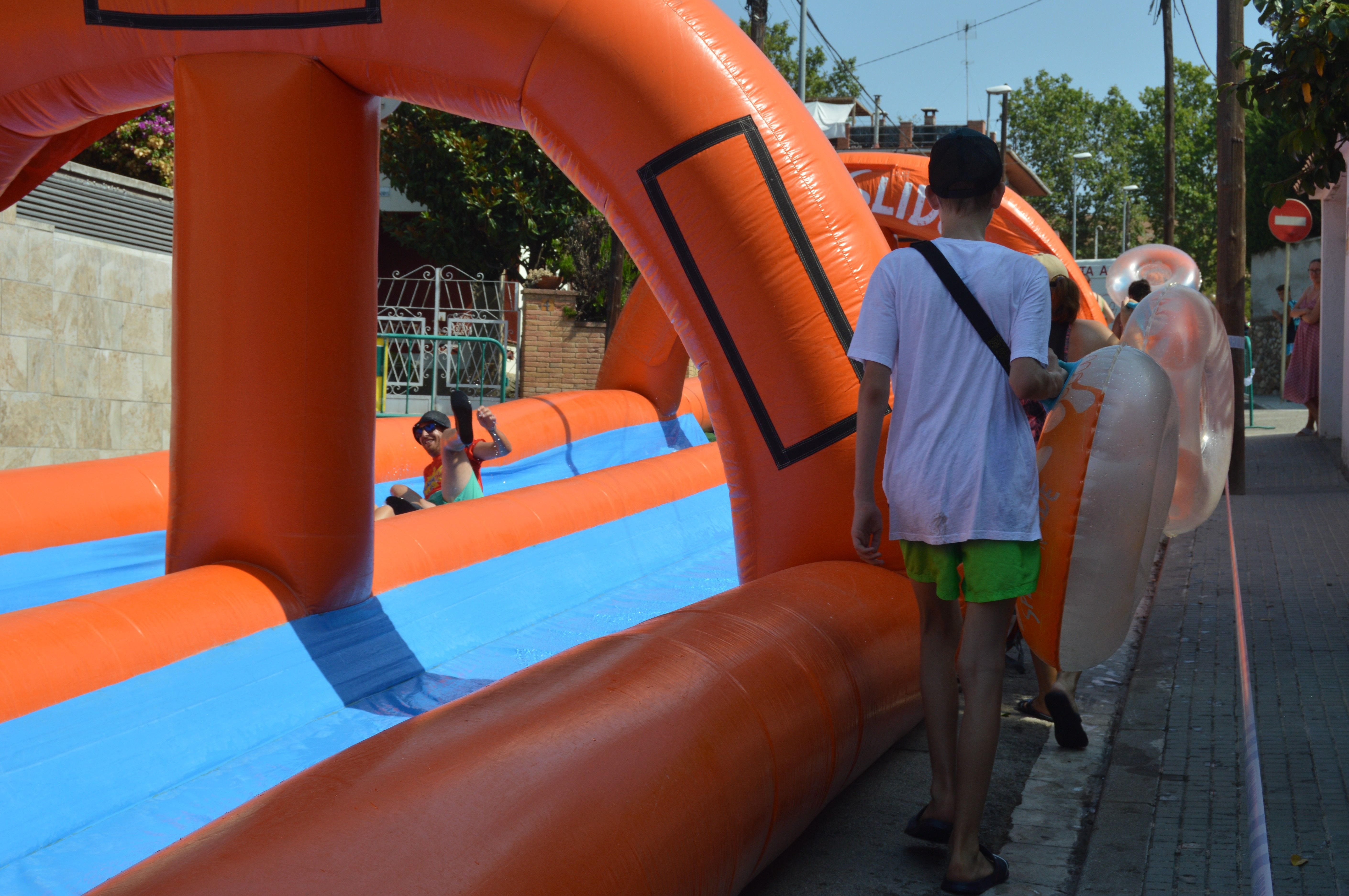 Festa infantil de l’aigua amb tobogan gegant aquàtic al barri de Montflorit. FOTO: Nora Muñoz Otero