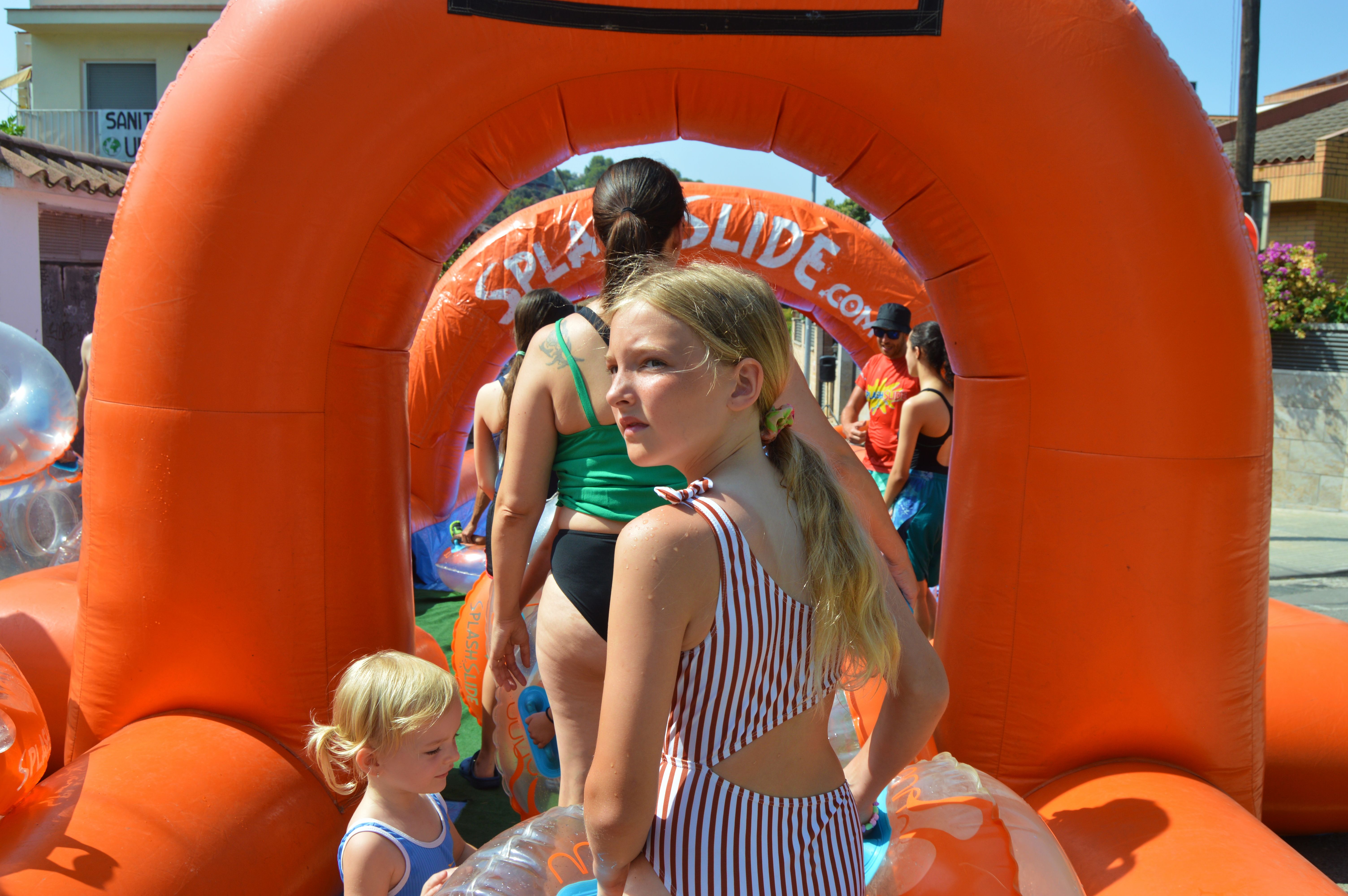 Festa infantil de l’aigua amb tobogan gegant aquàtic al barri de Montflorit. FOTO: Nora Muñoz Otero