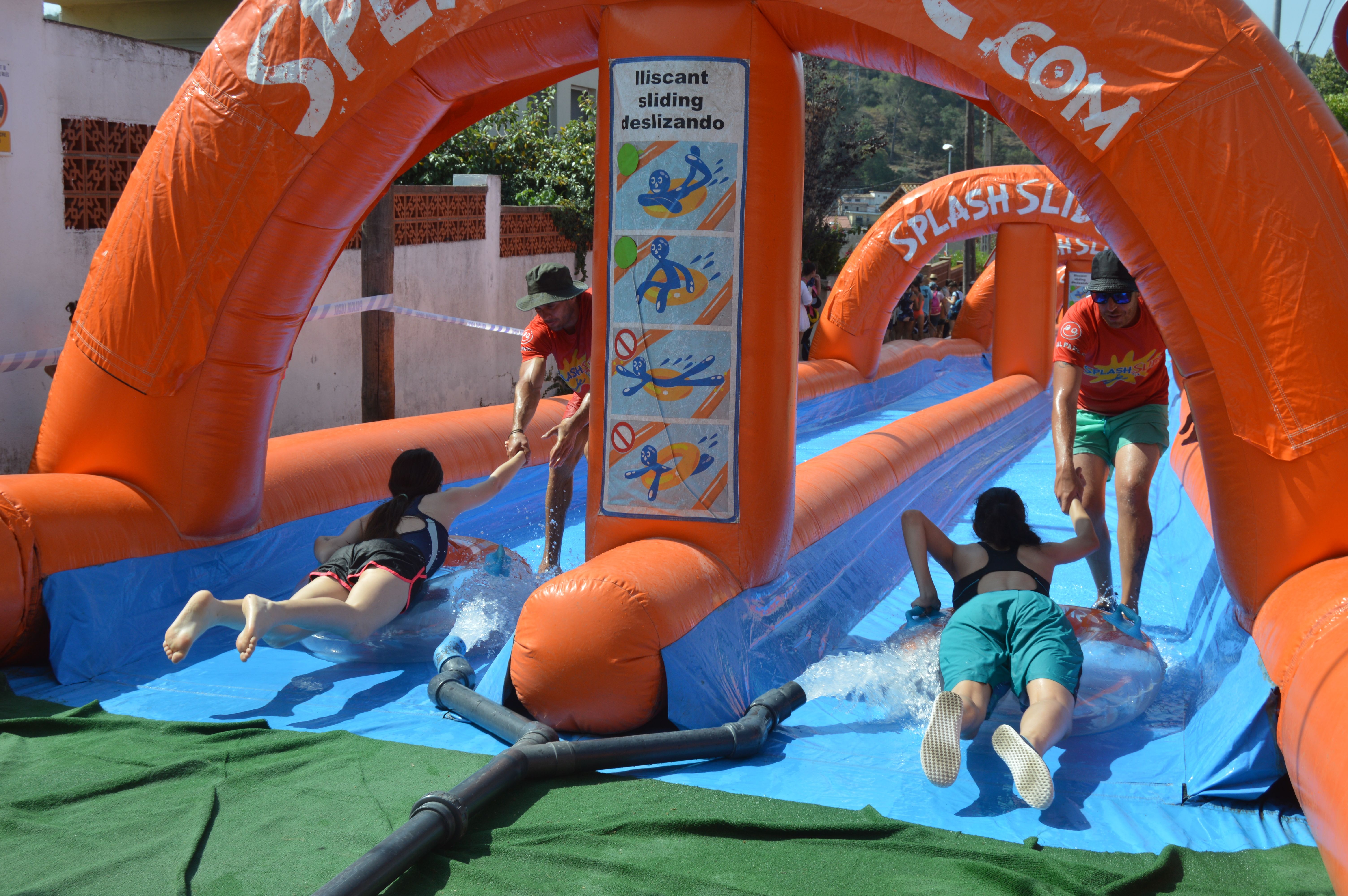 Festa infantil de l’aigua amb tobogan gegant aquàtic al barri de Montflorit. FOTO: Nora Muñoz Otero