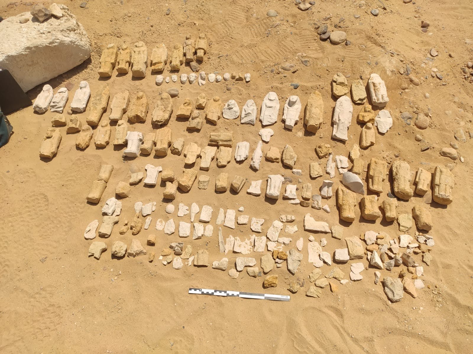 L'equip d'investigació de la UAB troba un centenar d'estatuetes a la necròpolis Kom el-Khamasin. FOTO: ACN