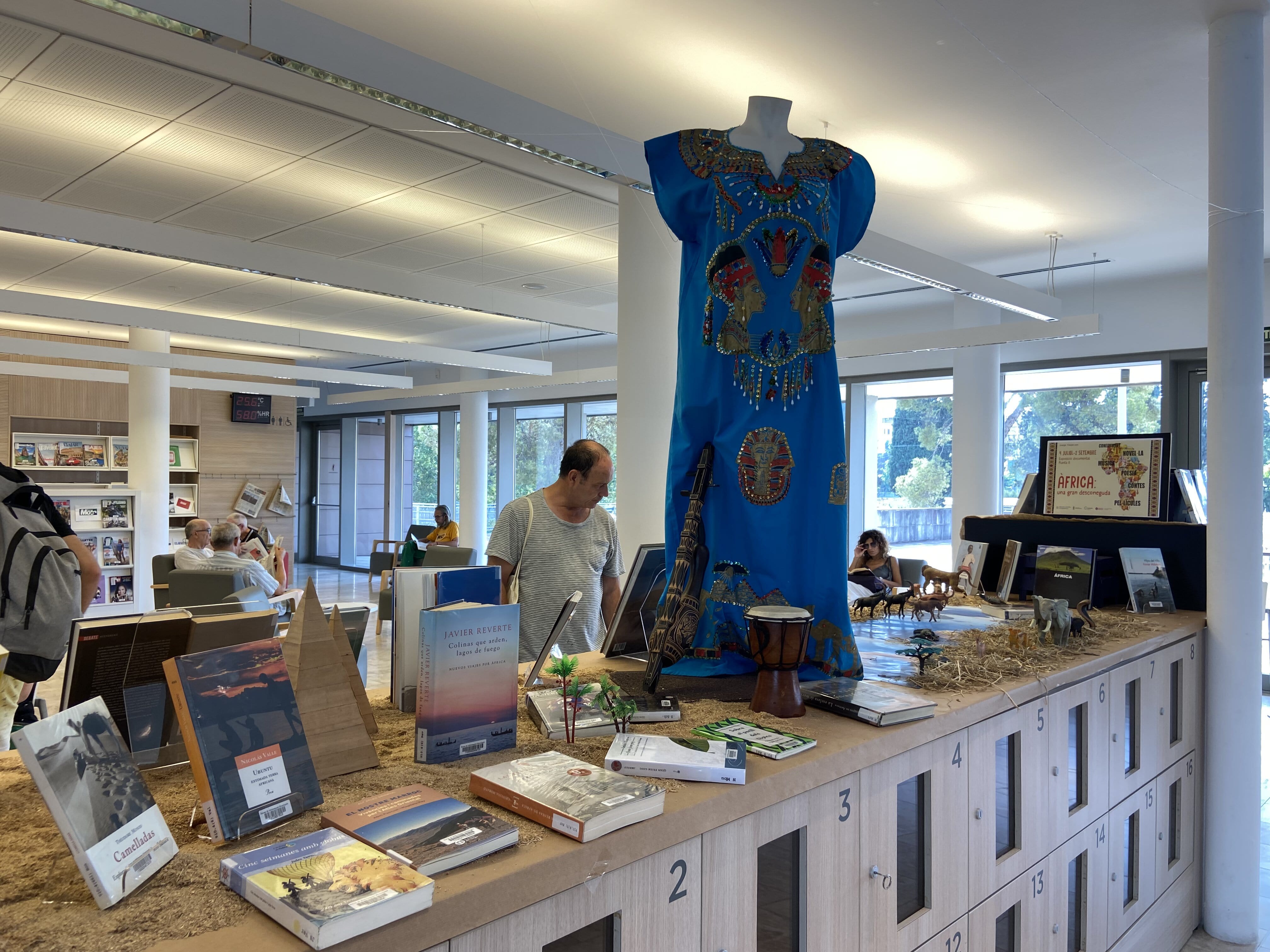 Exposició a la Biblioteca 'Àfrica, una gran desconeguda'. FOTO: Nora MO