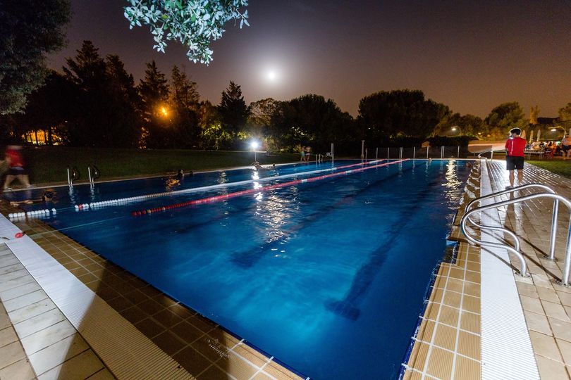 La piscina Municipal del Turonet té horari nocturn els dissabtes de 20.30 a 00 h. FOTO: Ajuntament de Cerdanyola