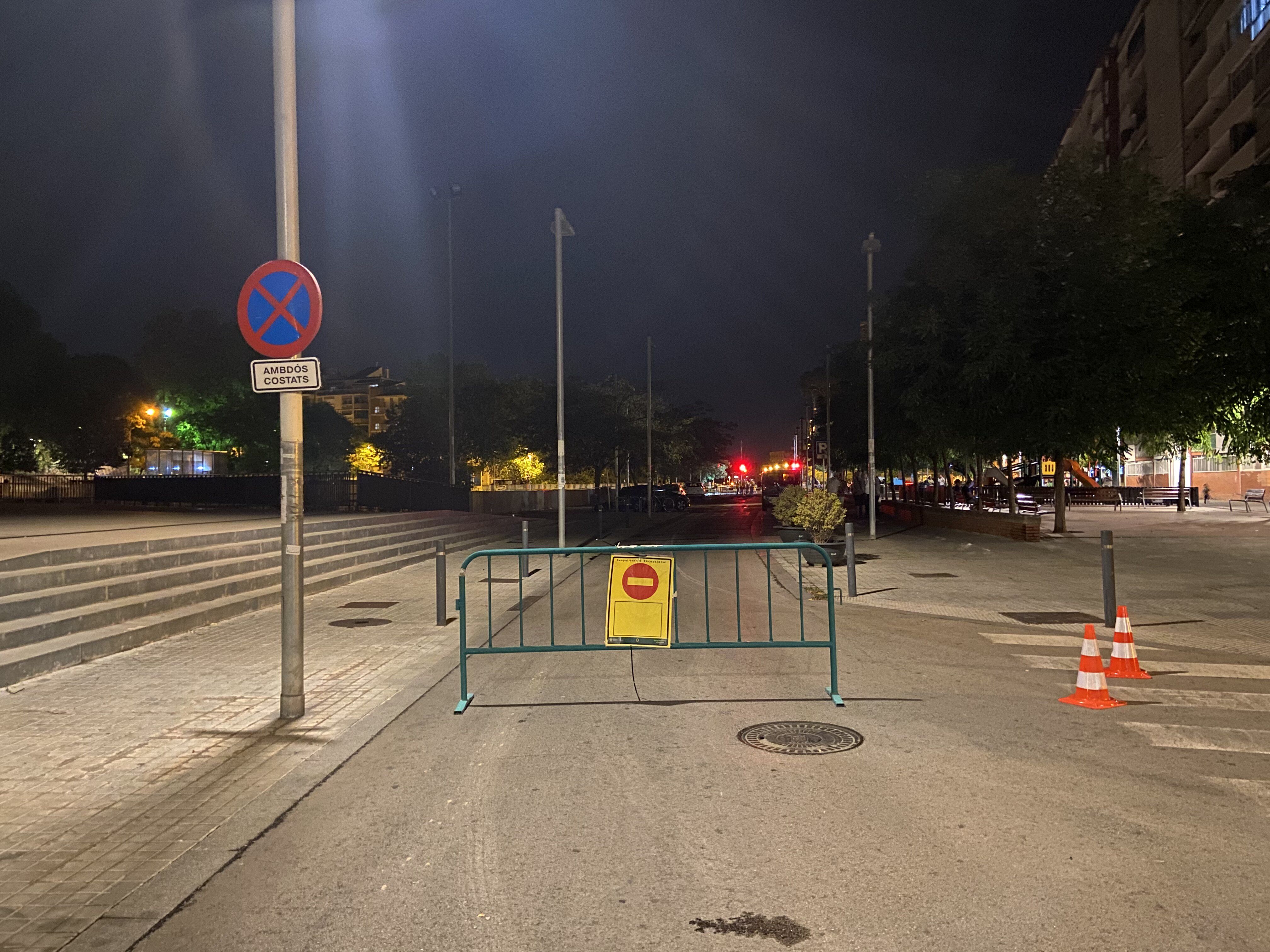 El Passeig de les Acàcies queda tallat per l'enfonsament de la via. FOTO: Nora Muñoz Otero