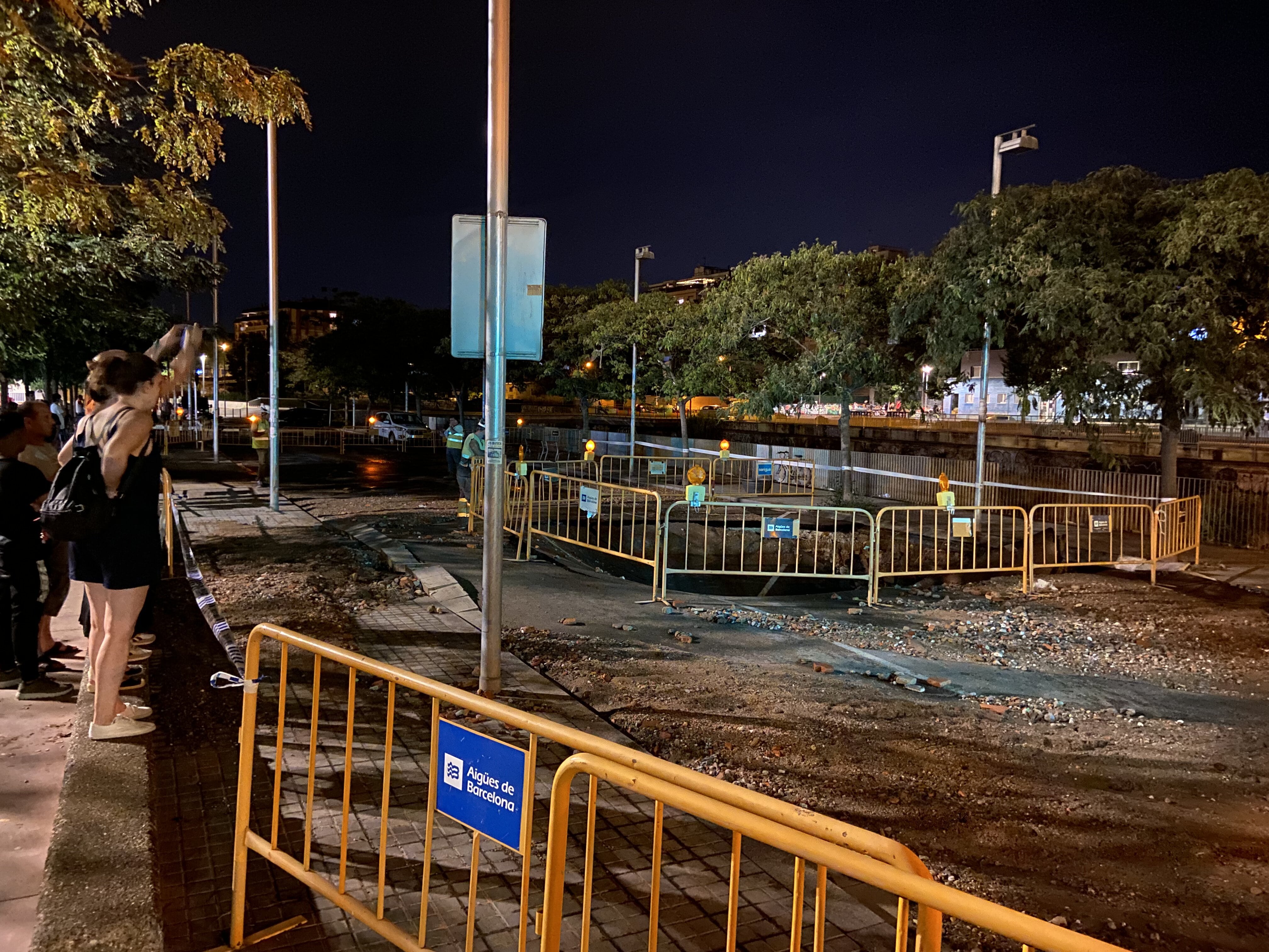 El personal d'Aigües de Barcelona al lloc de l'ensorrament. FOTO: Nora Muñoz Otero El personal d'Aigües de Barcelona al lloc de l'ensorrament. FOTO: Nora Muñoz Otero