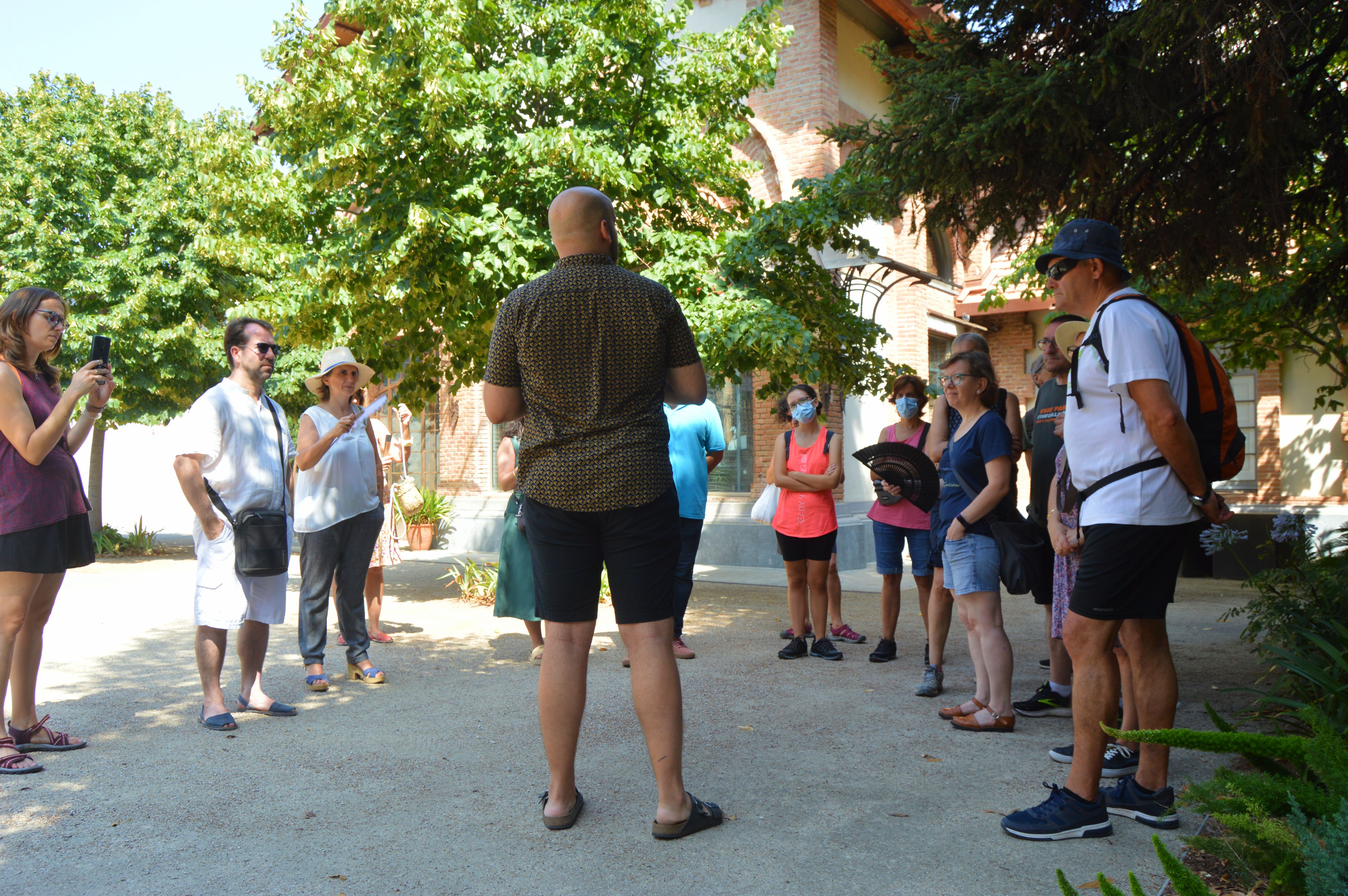 La visita comença a l'exterior del MAC, al que queda del jardí de Can Domènech. FOTO: Nora Muñoz Otero