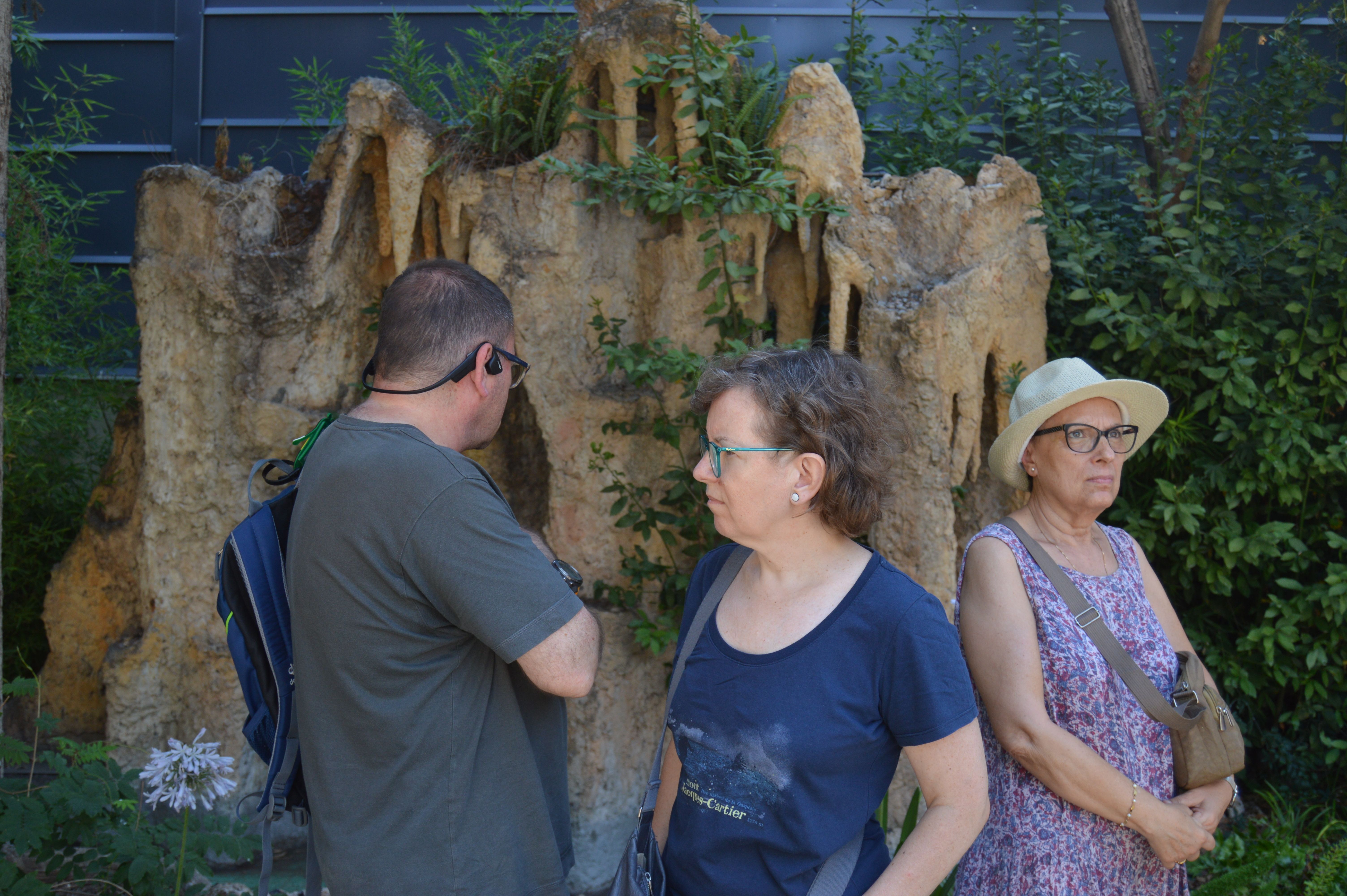 La visita comença a l'exterior del MAC, al que queda del jardí de Can Domènech. FOTO: Nora Muñoz Otero