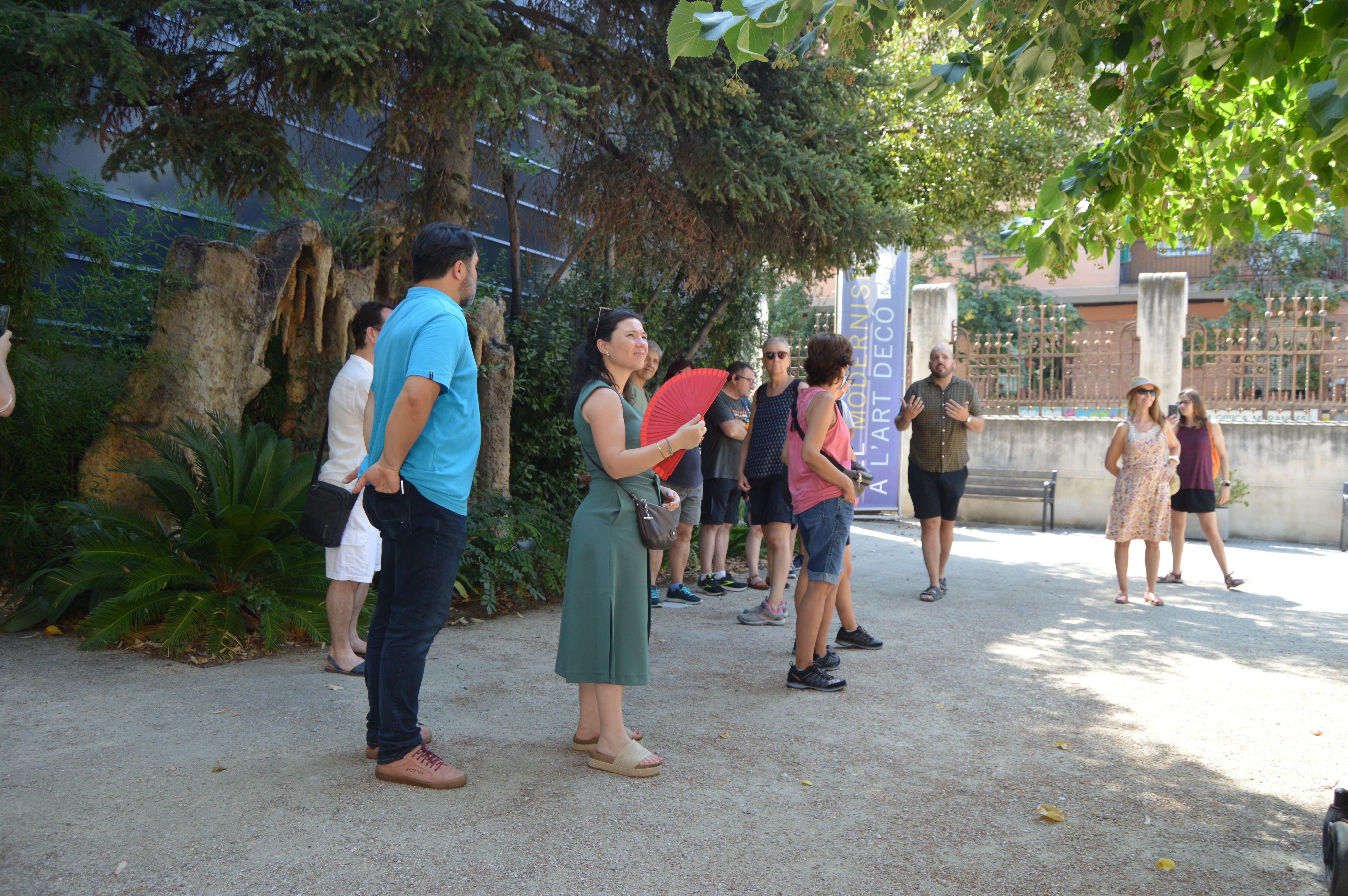 La visita comença a l'exterior del MAC, al que queda del jardí de Can Domènech. FOTO: Nora Muñoz Otero