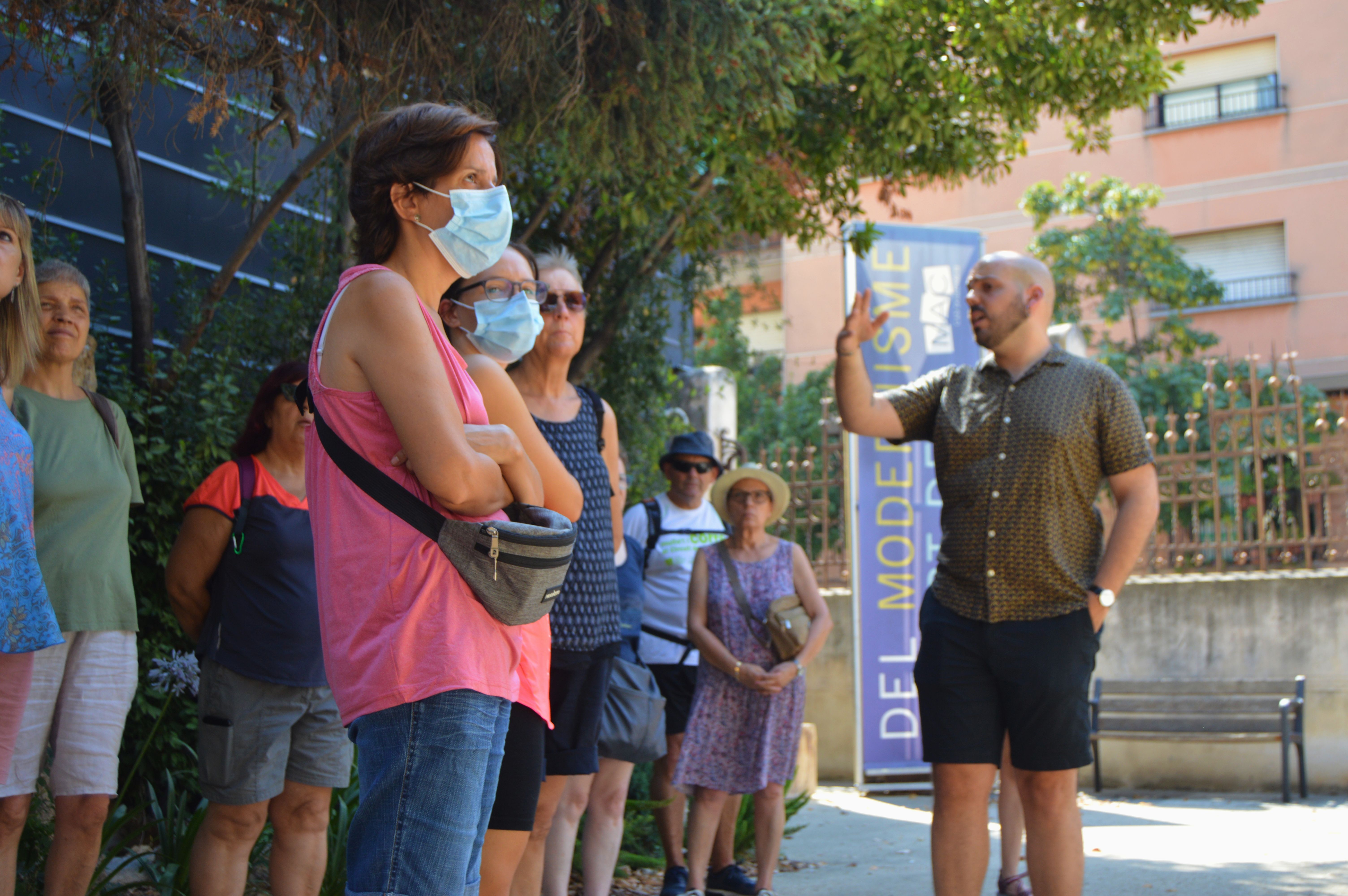 La visita comença a l'exterior del MAC, al que queda del jardí de Can Domènech. FOTO: Nora Muñoz Otero La visita comença a l'exterior del MAC, al que queda del jardí de Can Domènech. FOTO: Nora Muñoz Otero