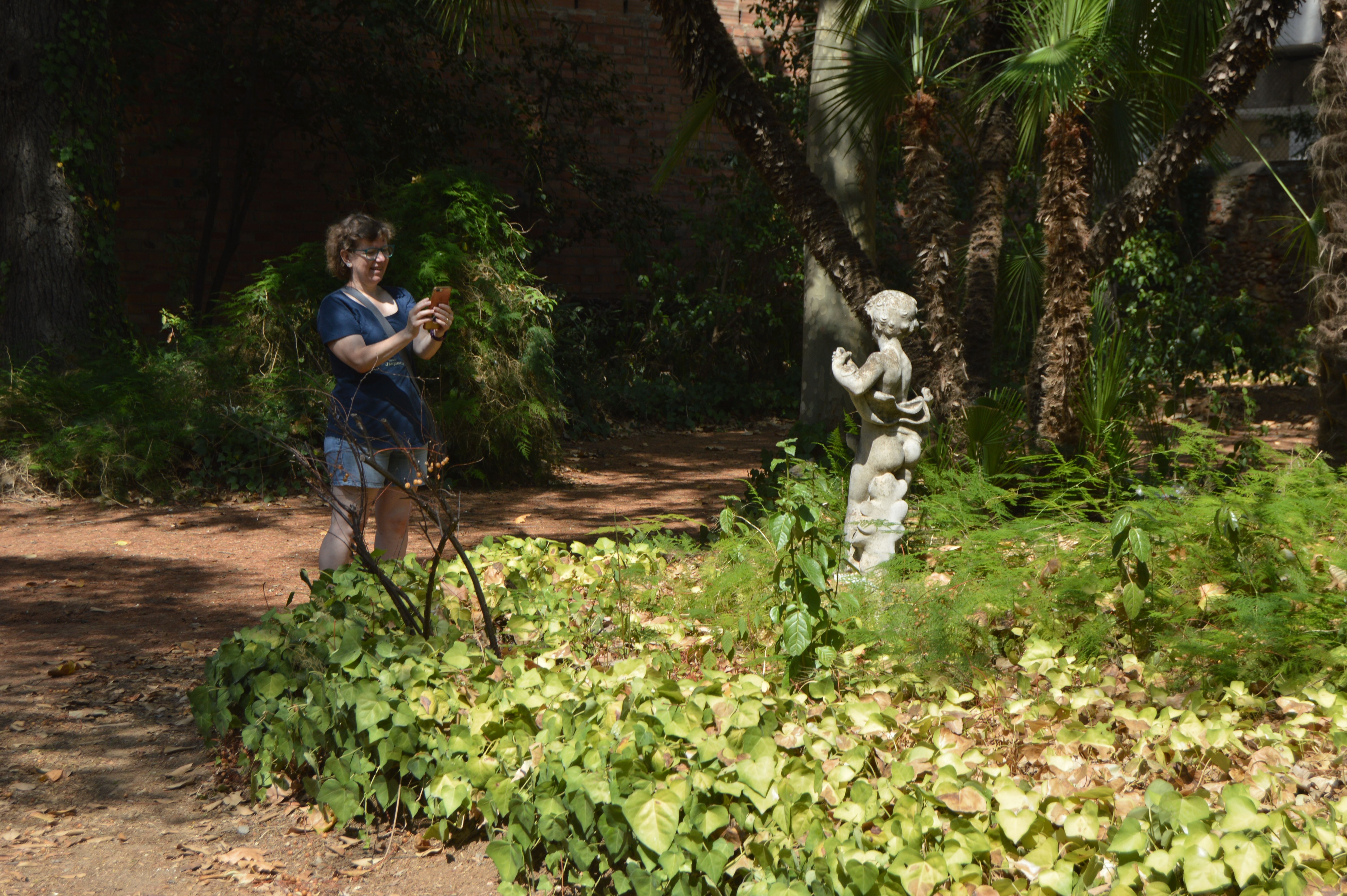 La visita continua als jardins de Can Llopis. FOTO: Nora Muñoz Otero