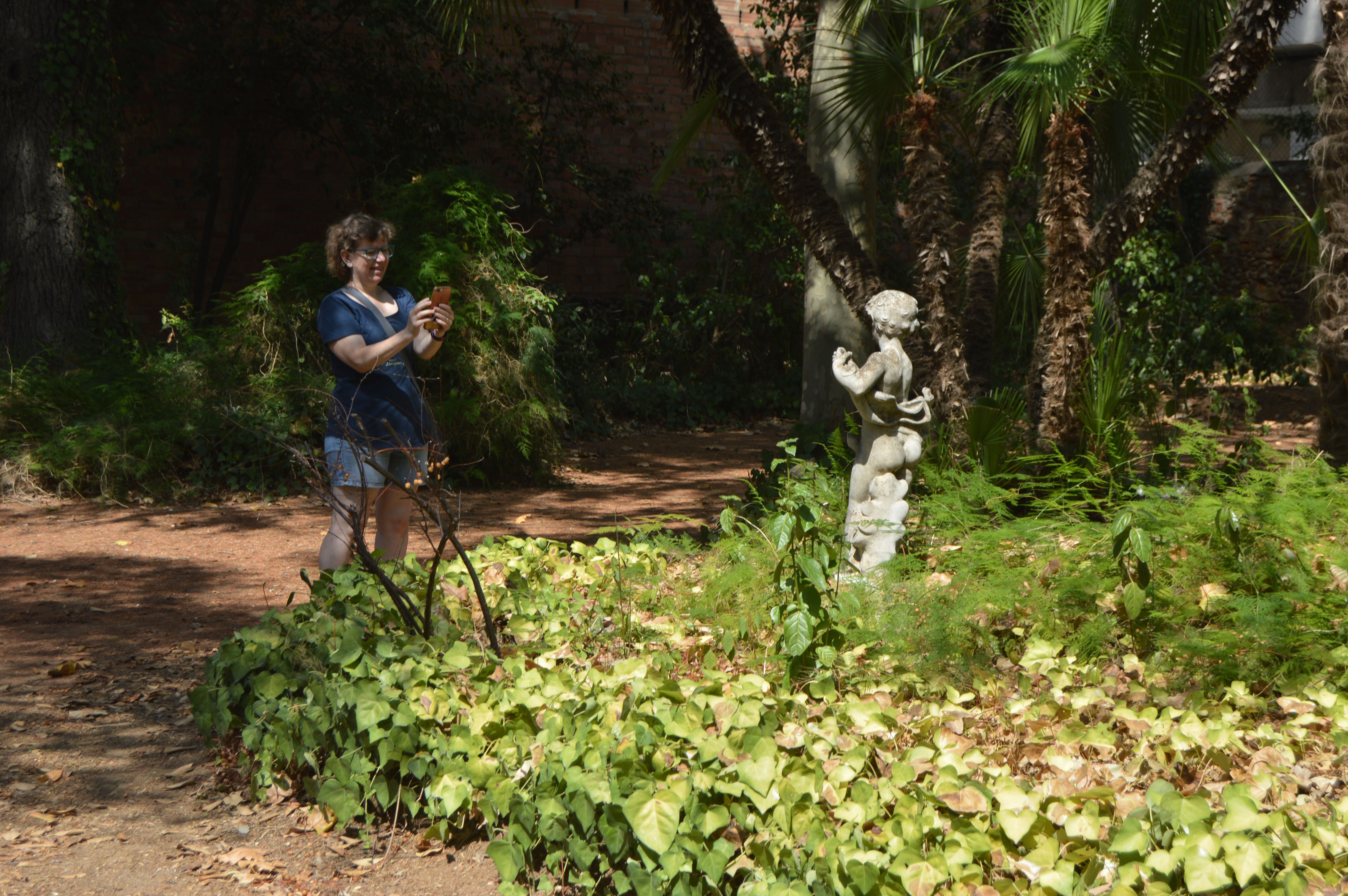 La visita continua als jardins de Can Llopis. FOTO: Nora Muñoz Otero La visita continua als jardins de Can Llopis. FOTO: Nora Muñoz Otero
