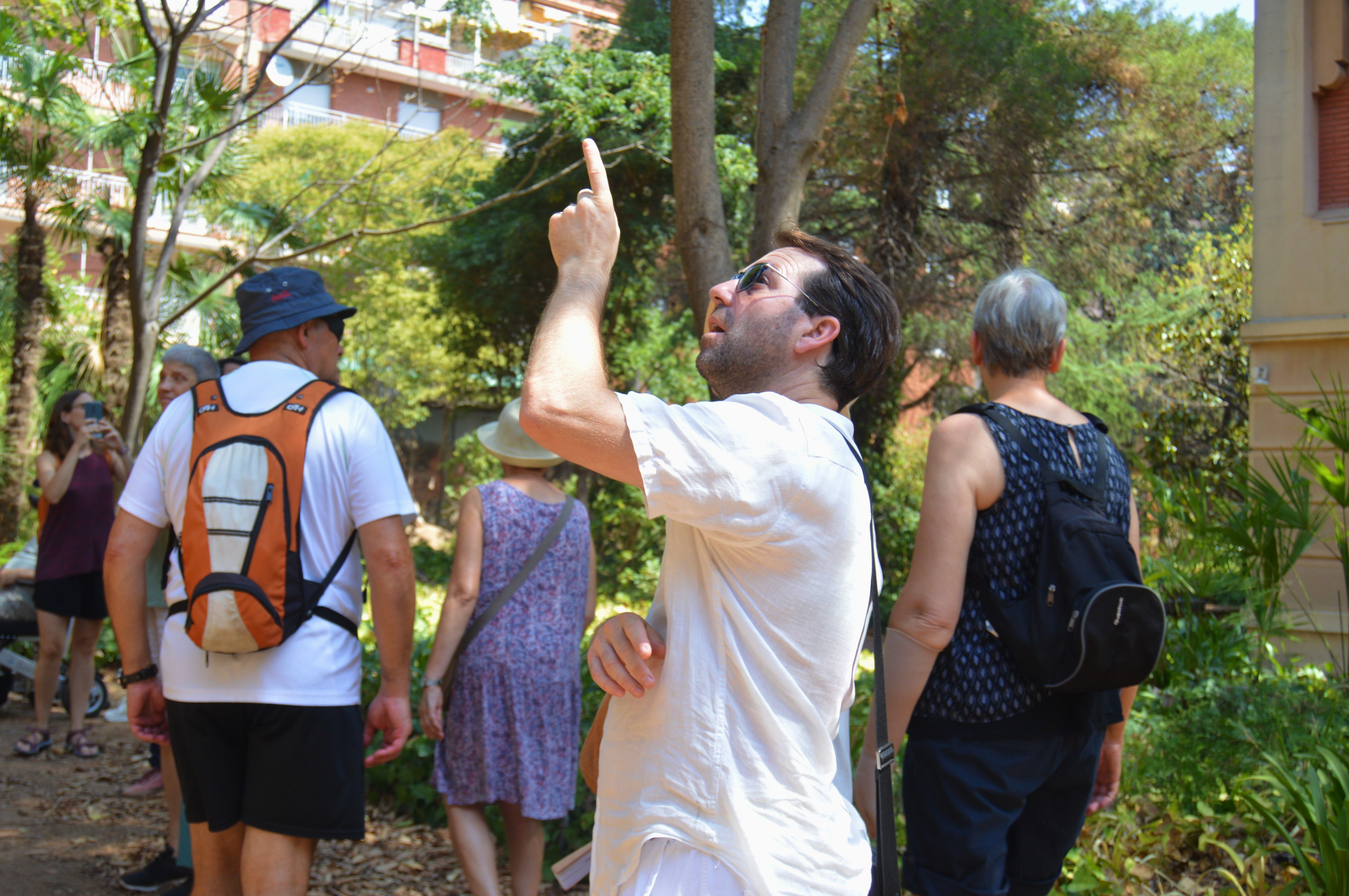 La visita continua als jardins de Can Llopis. FOTO: Nora Muñoz Otero