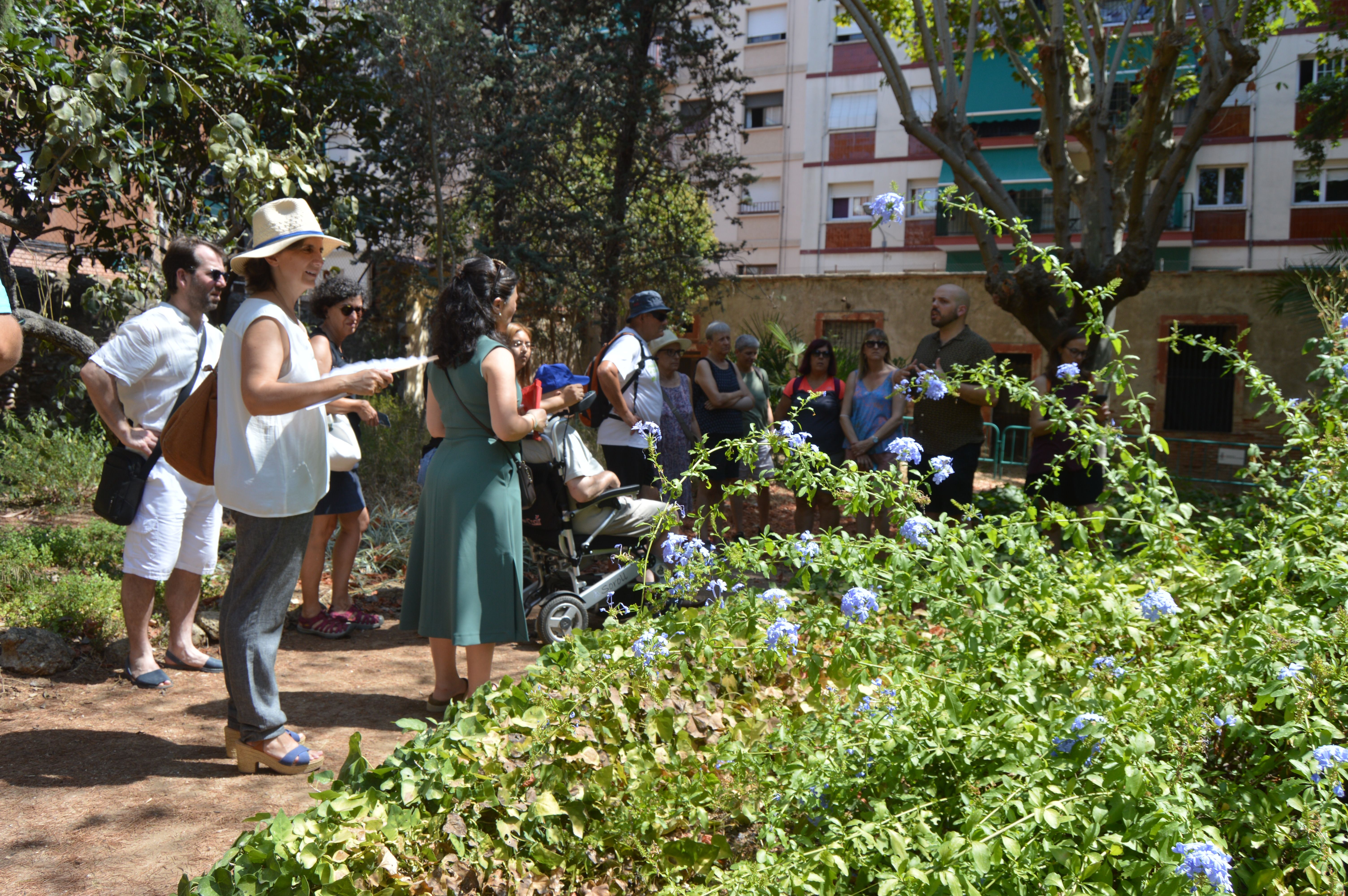 La visita continua als jardins de Can Llopis. FOTO: Nora Muñoz Otero