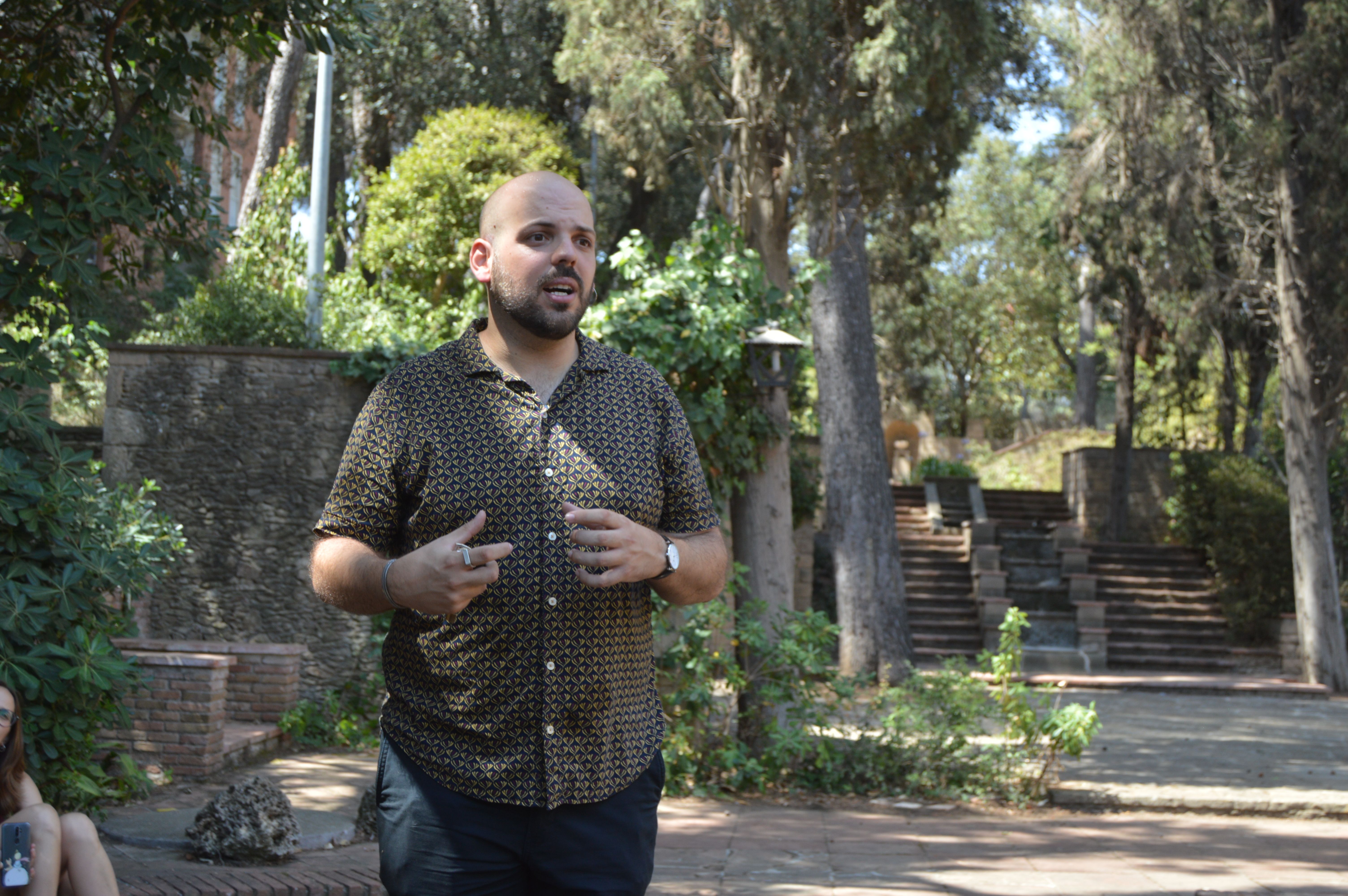 El guia, Quim Mòdenes, fent la introducció als jardins de Ca n'Ortadó. FOTO: Nora Muñoz Otero