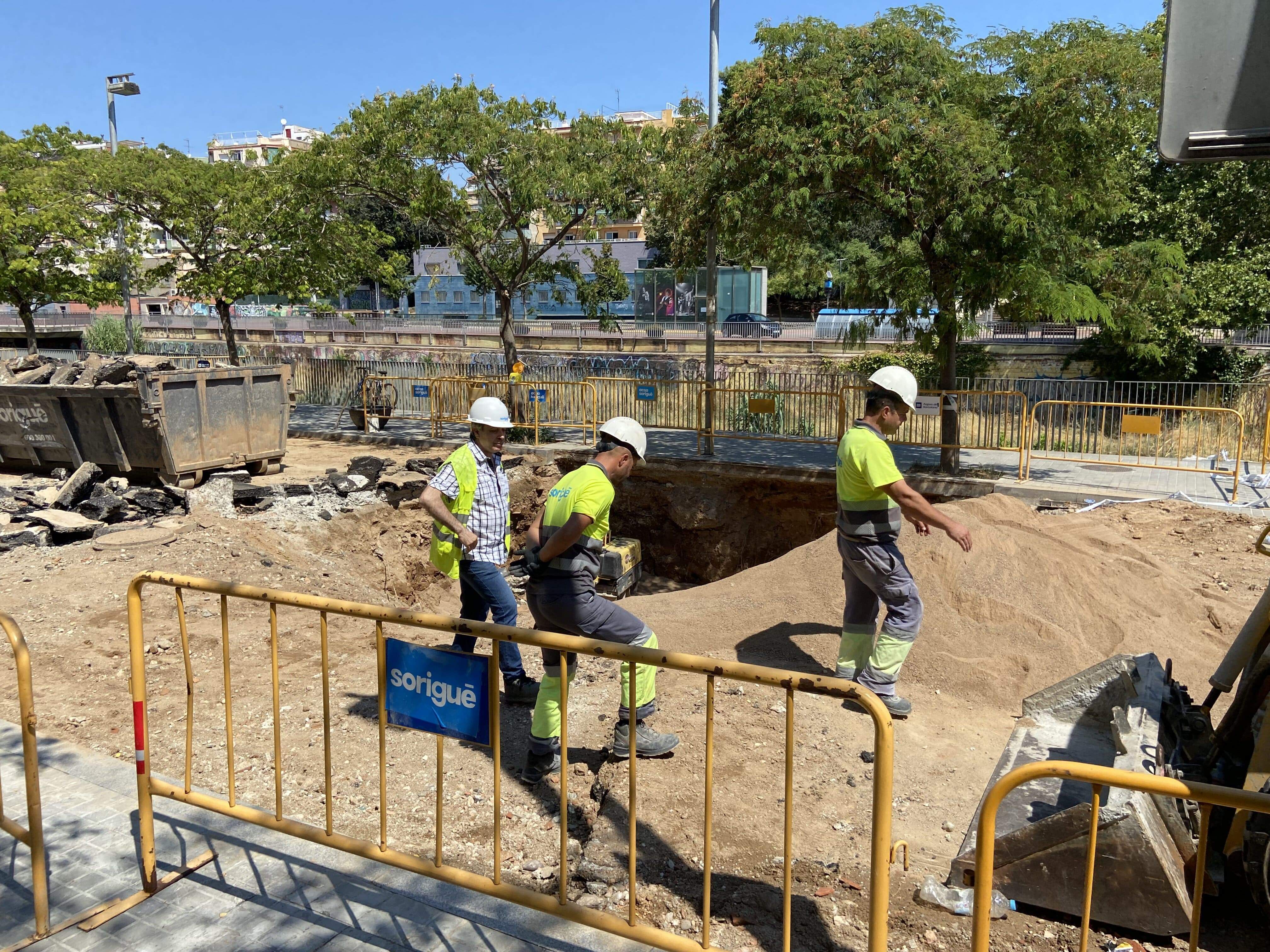 Operaris treballant en l'esvoranc del passeig Acàcies. FOTO: Nora MO
