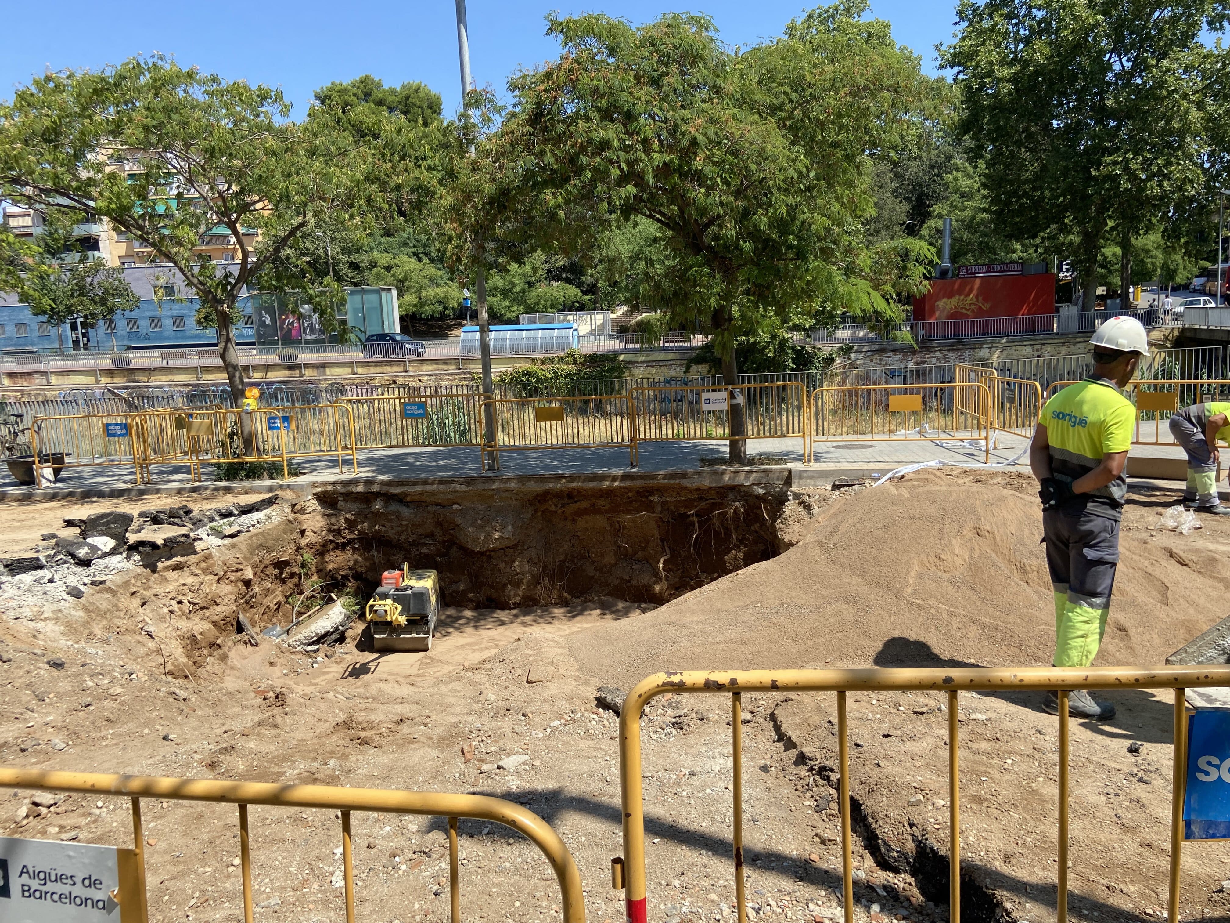 Operaris treballant en l'esvoranc del passeig Acàcies. FOTO: Nora MO