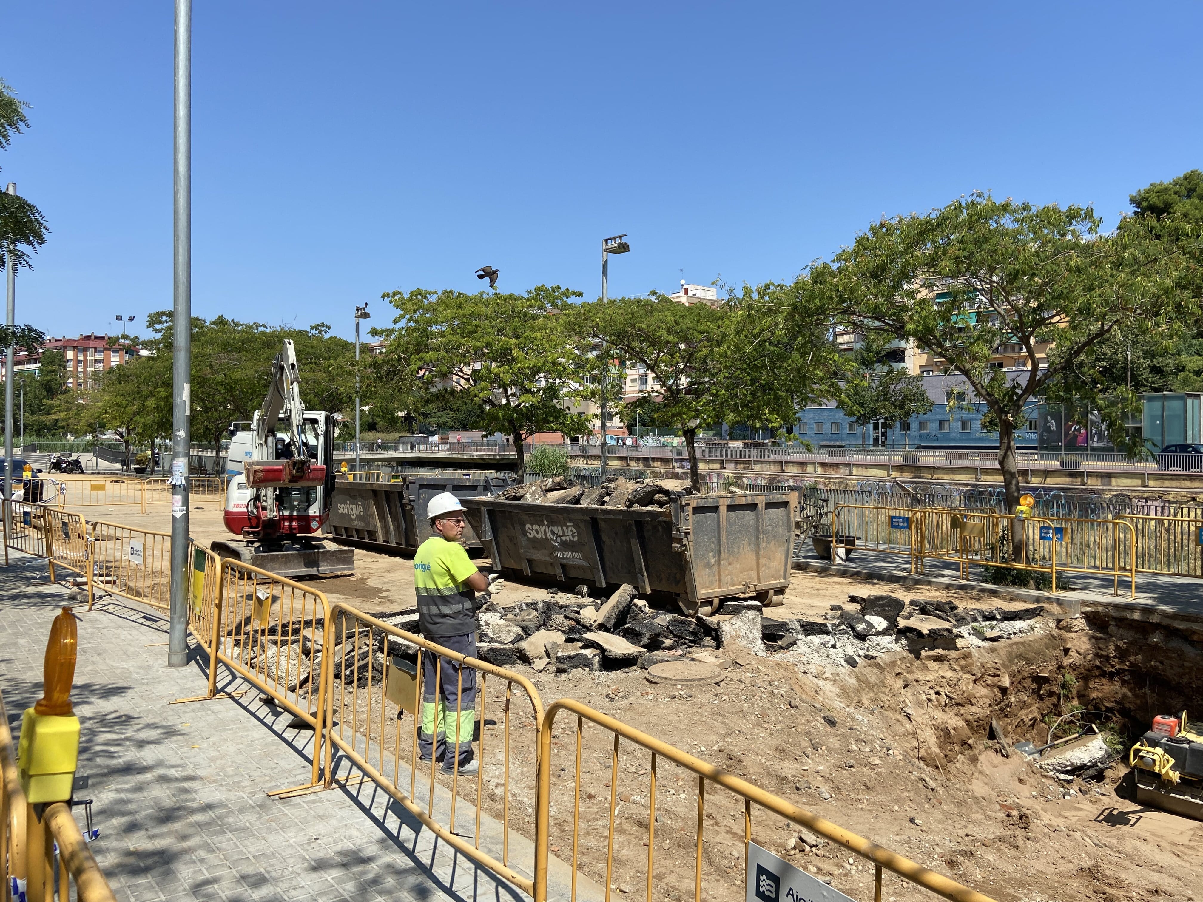 Operaris treballant en l'esvoranc del passeig Acàcies. FOTO: Nora MO