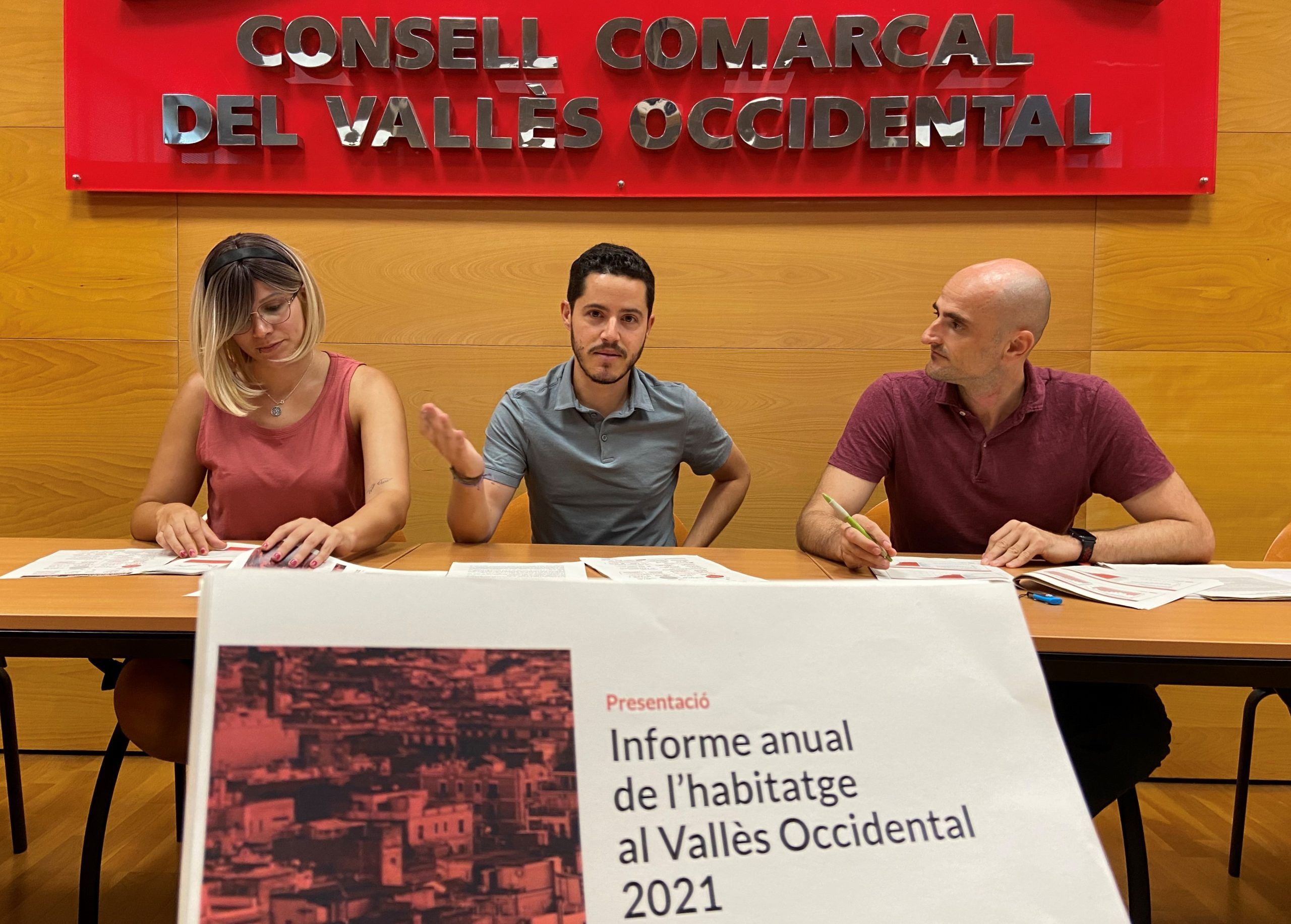 Conseller del Consell Comarcal, Carles Rodríguez amb Enrique Ortega i Mireya Menchen, tècnics de l’Observatori. FOTO: Cedida Conseller del Consell Comarcal, Carles Rodríguez amb Enrique Ortega i Mireya Menchen, tècnics de l’Observatori. FOTO: Cedida