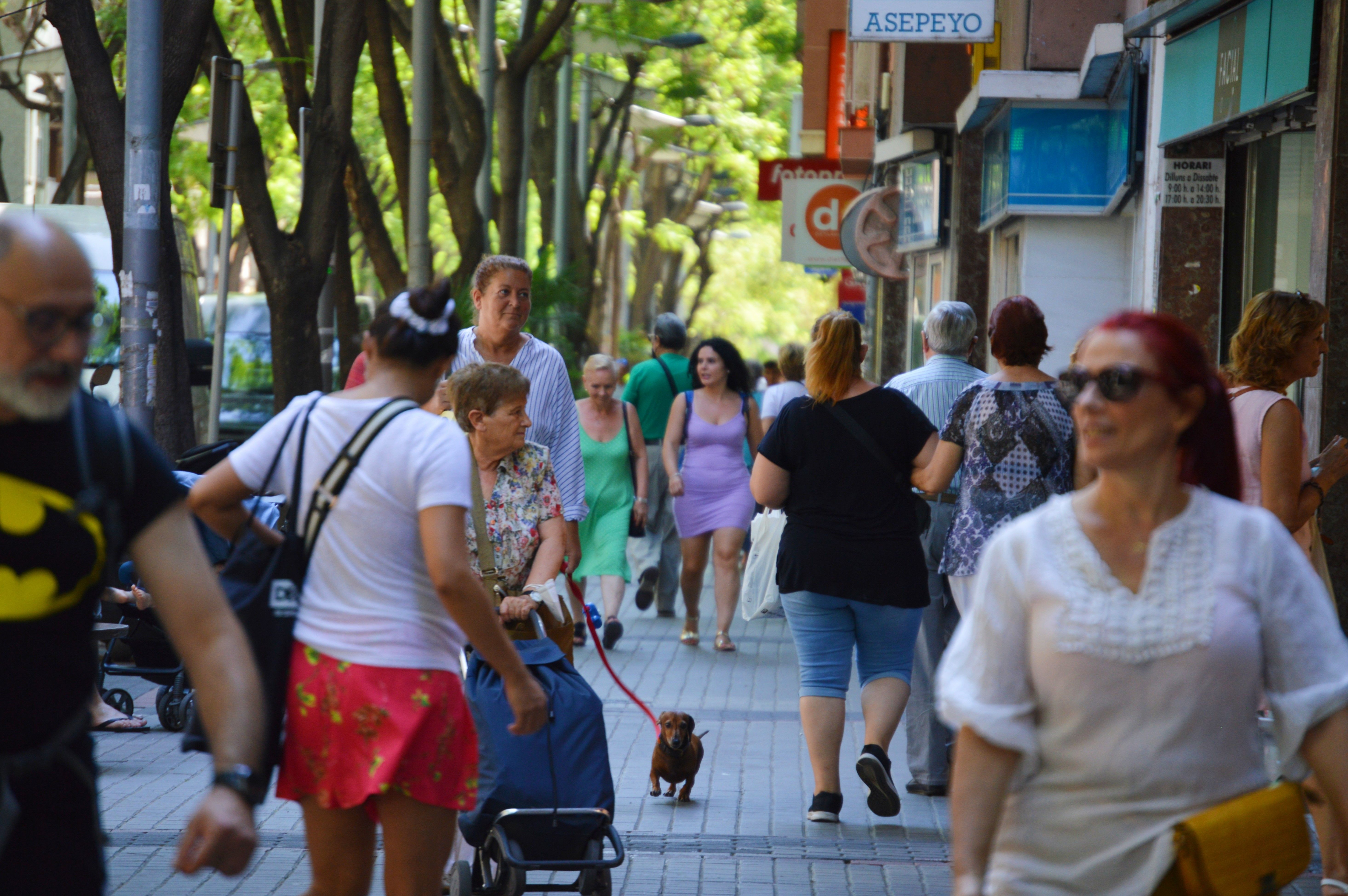 L'Avinguda Catalunya és dels punts més comercials de la ciutat, també a l'estiu: FOTO: Nora Muñoz Otero