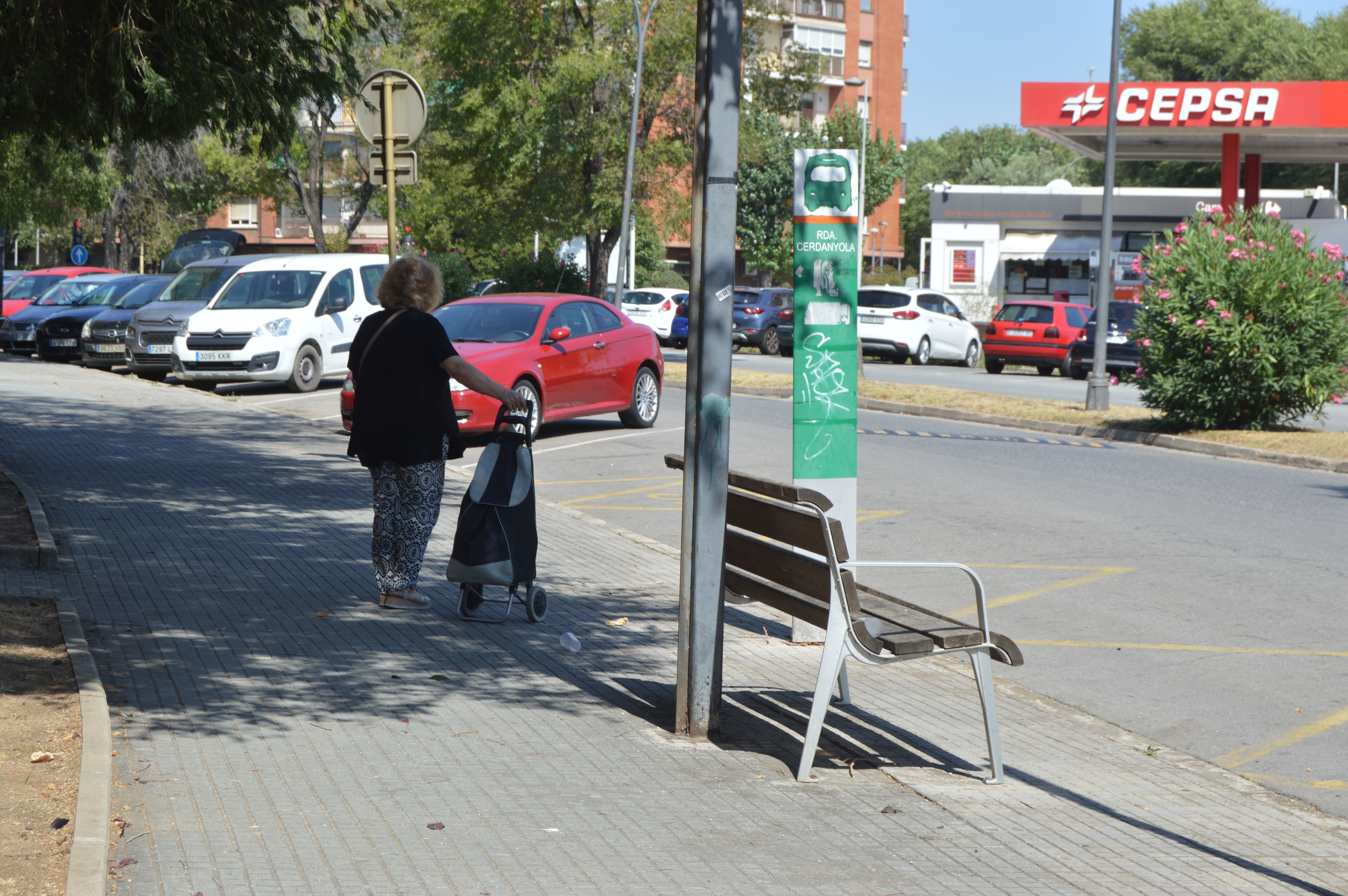 Aquest estiu molts veïns opten per buscar l'ombra en un banc o en una terrassa. FOTO: Nora Muñoz Otero