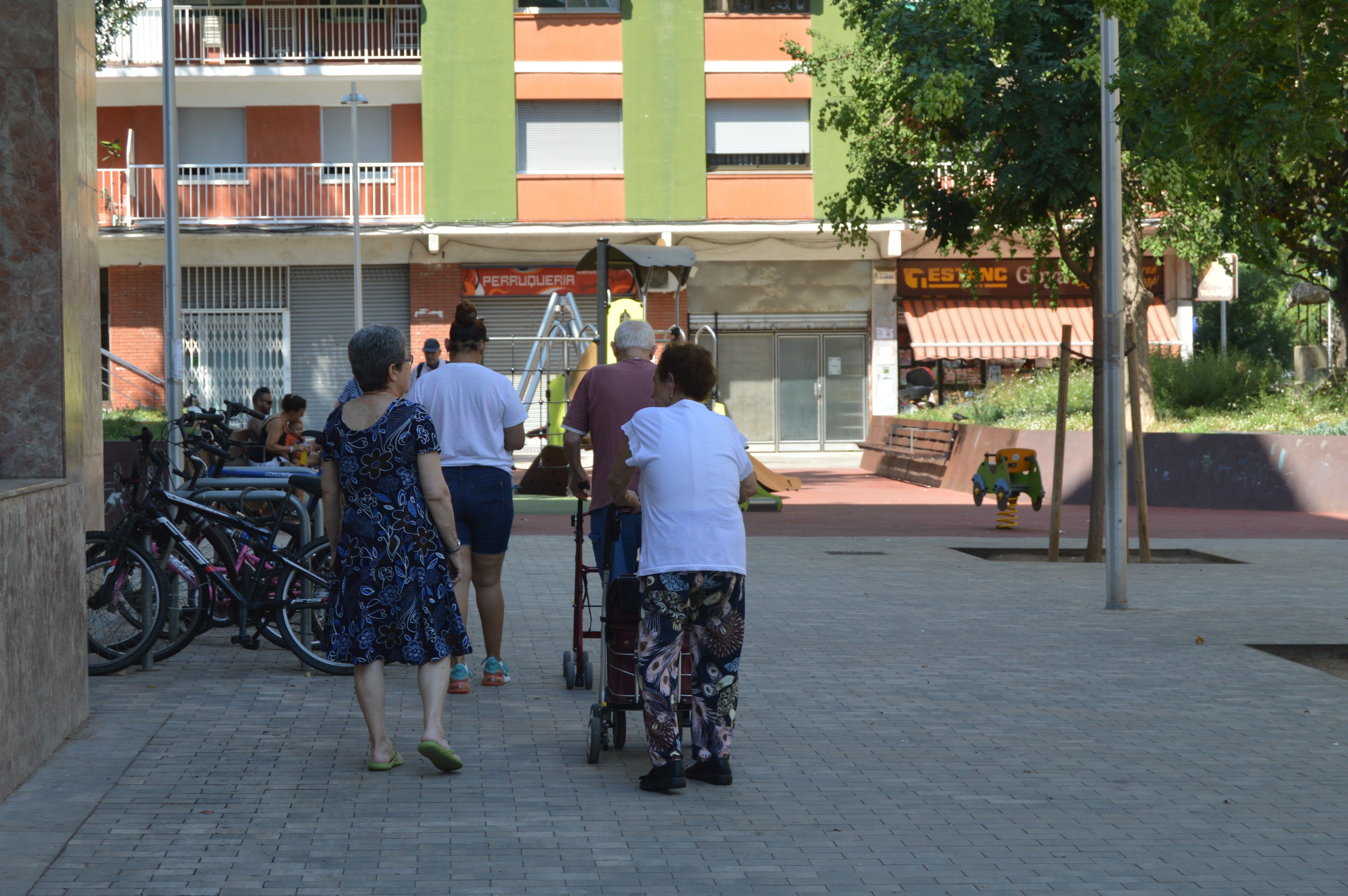 Cerdanyolencs passejant un matí d'agost. FOTO: Nora Muñoz Otero