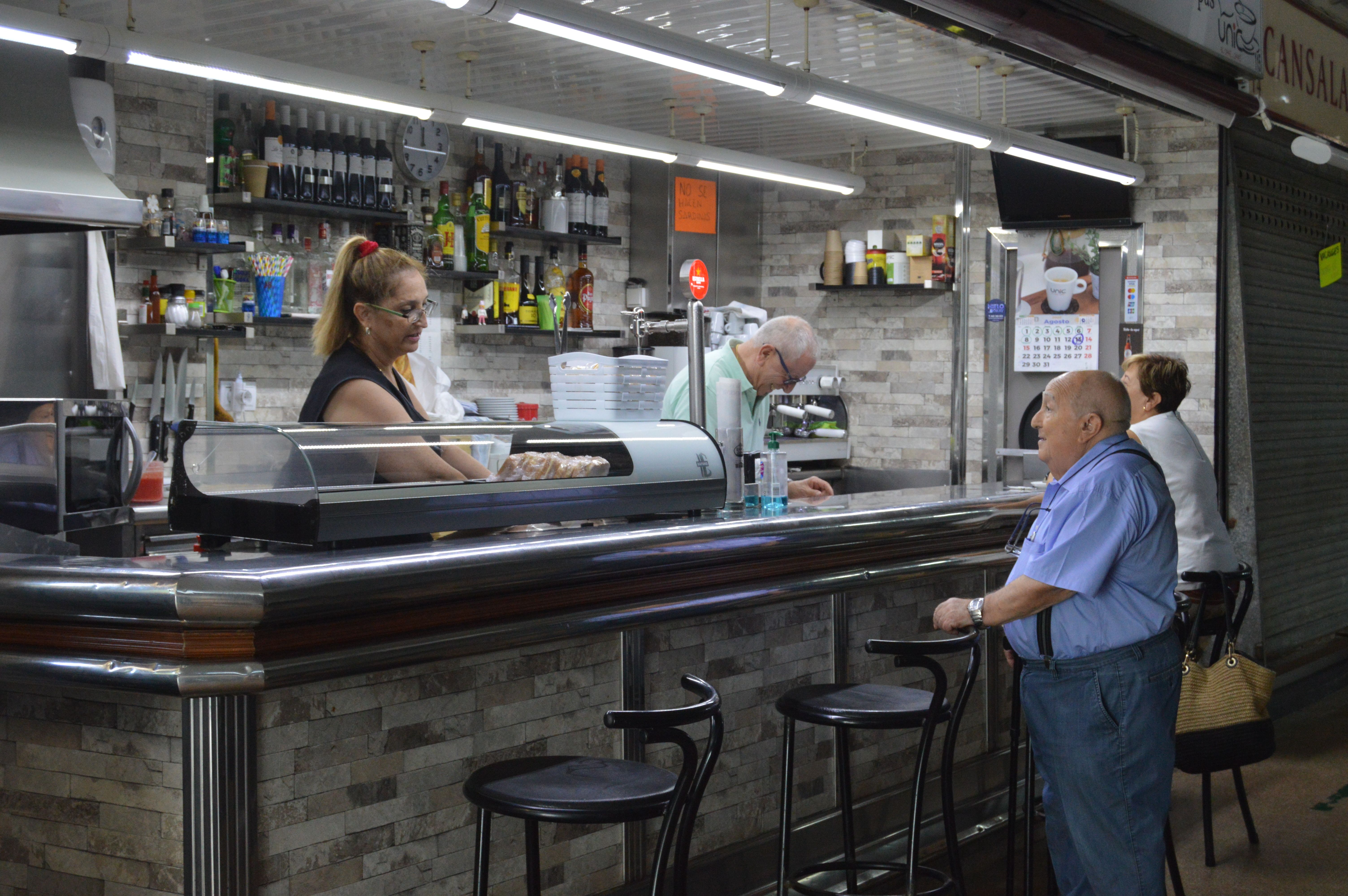 Aquest estiu molts veïns opten per buscar l'ombra en un banc o en una terrassa. FOTO: Nora Muñoz Otero