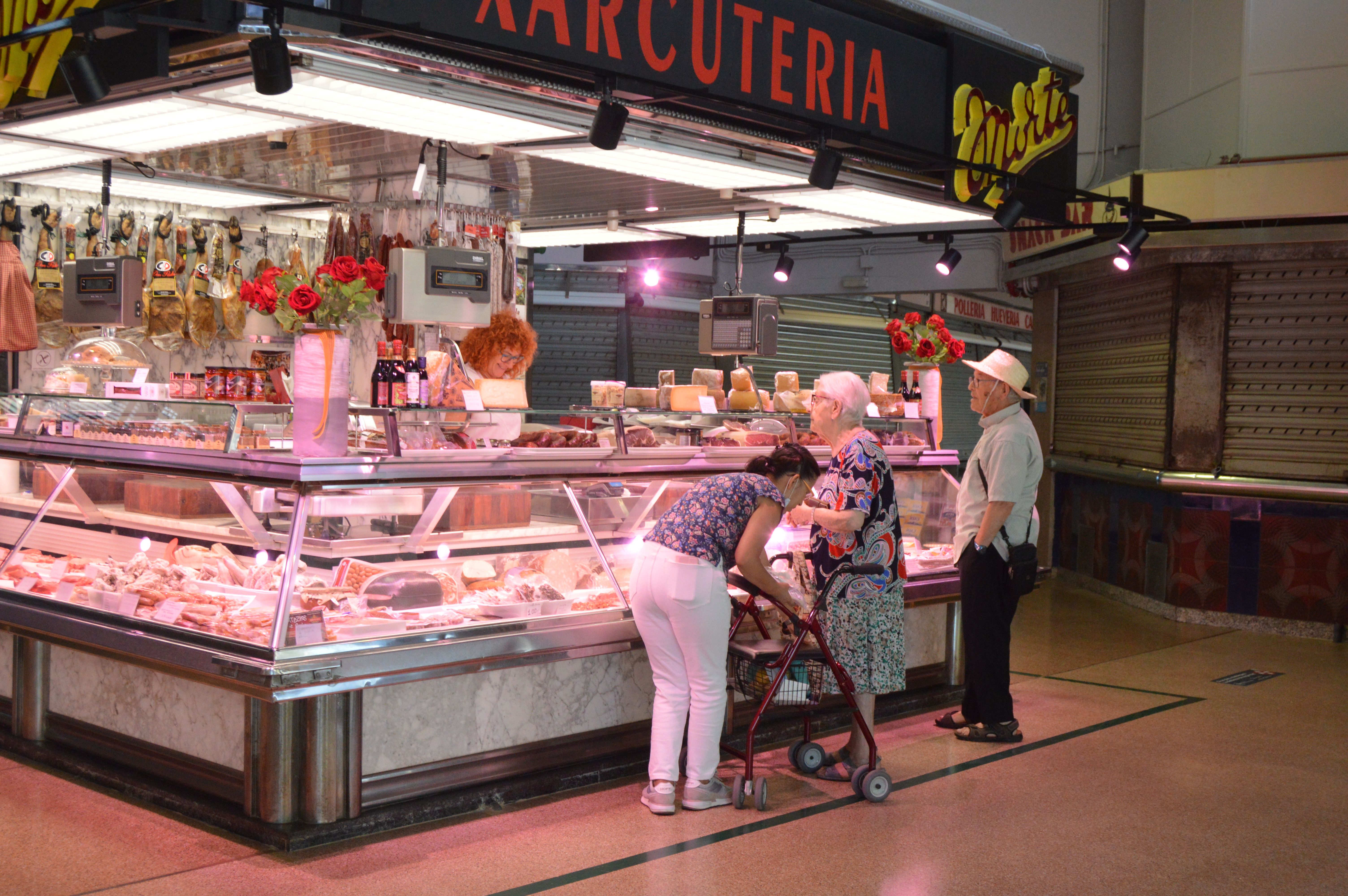 Veïns fent la compra al Mercat de les Fontetes un matí d'agost. FOTO: Nora Muñoz Otero