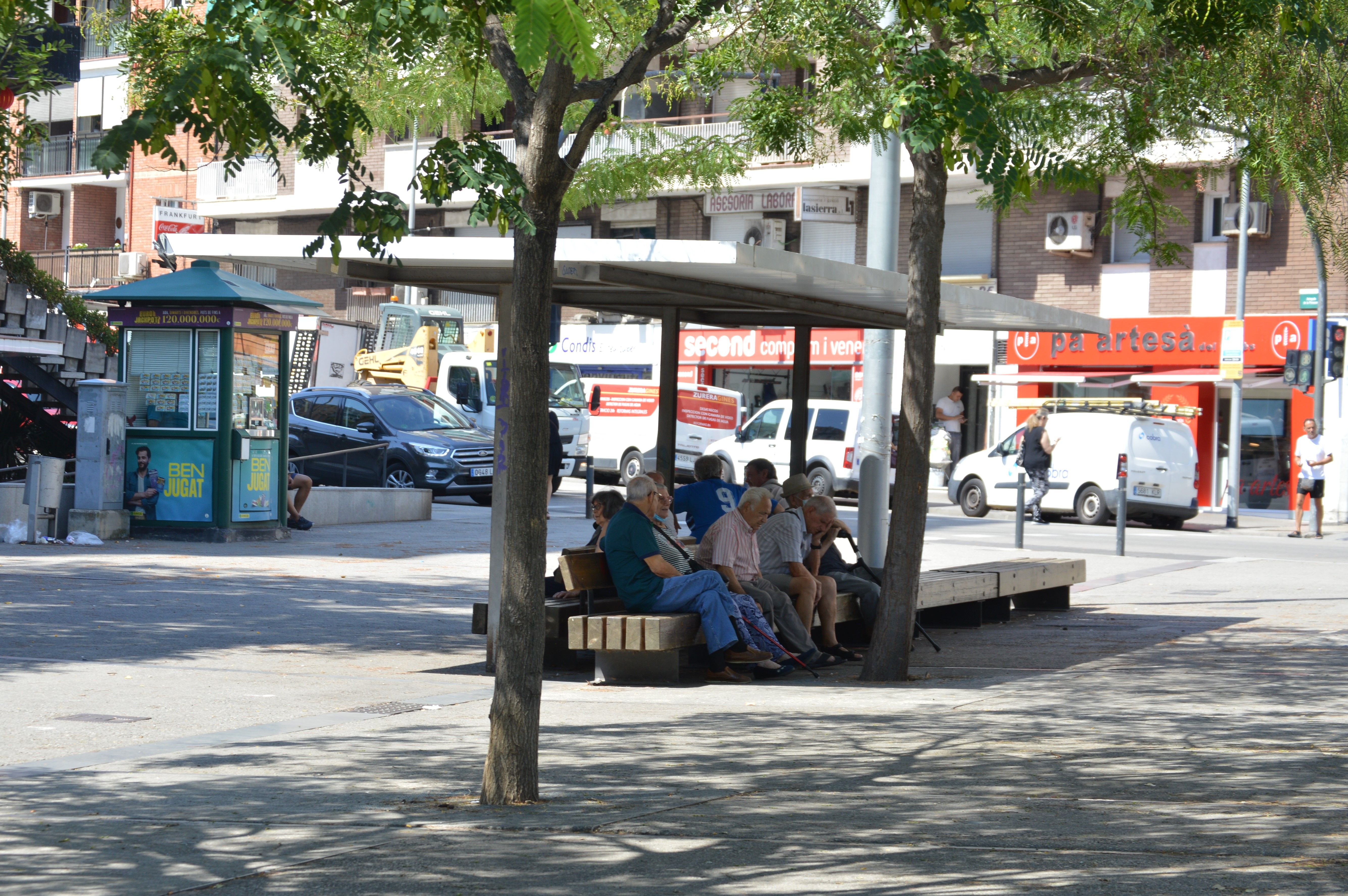 Aquest estiu molts veïns opten per buscar l'ombra en un banc o en una terrassa. FOTO: Nora Muñoz Otero