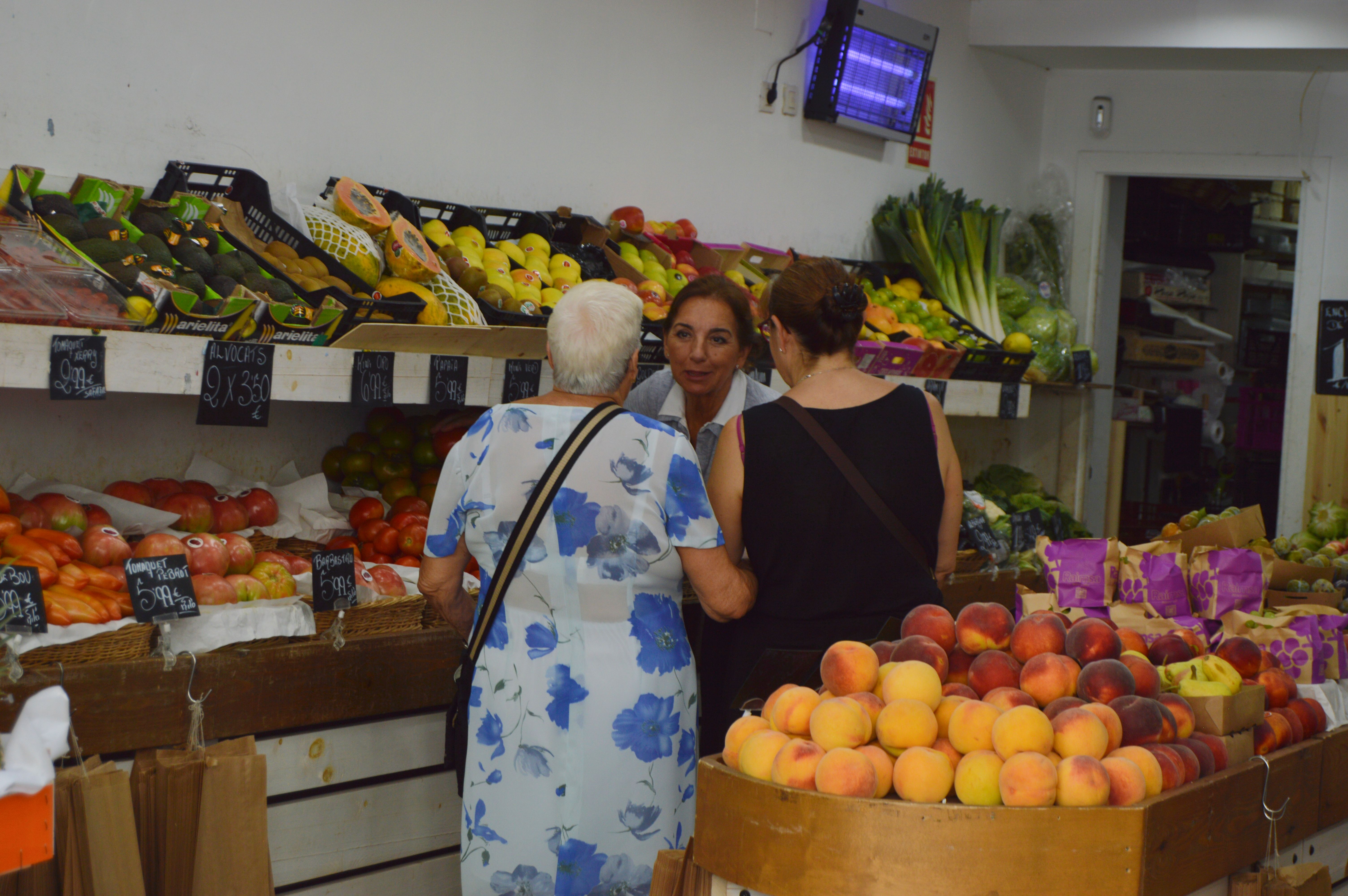 Veïns fent la compra un matí d'agost. FOTO: Nora Muñoz Otero