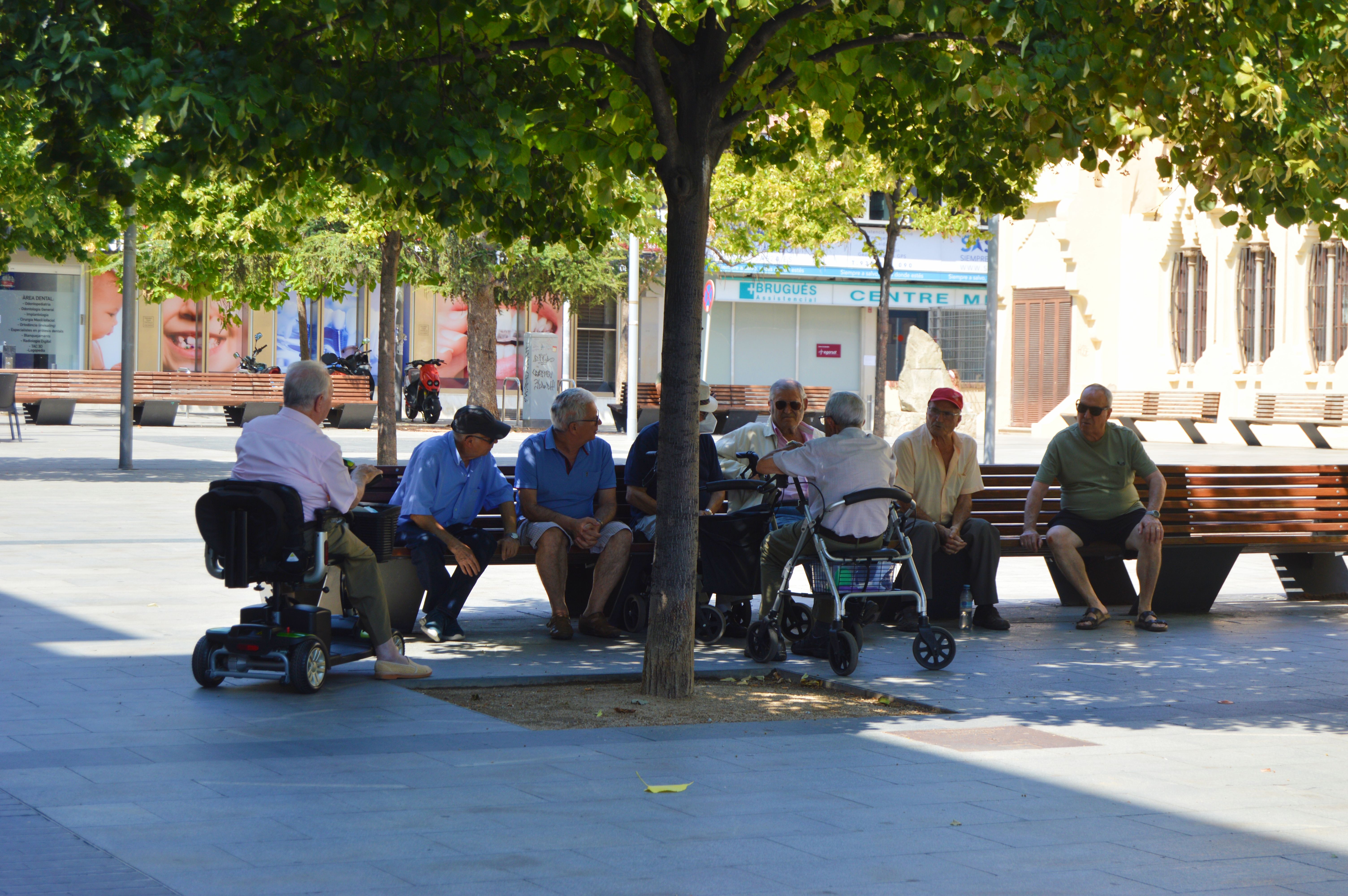 Aquest estiu molts veïns opten per buscar l'ombra en un banc o en una terrassa. FOTO: Nora Muñoz Otero