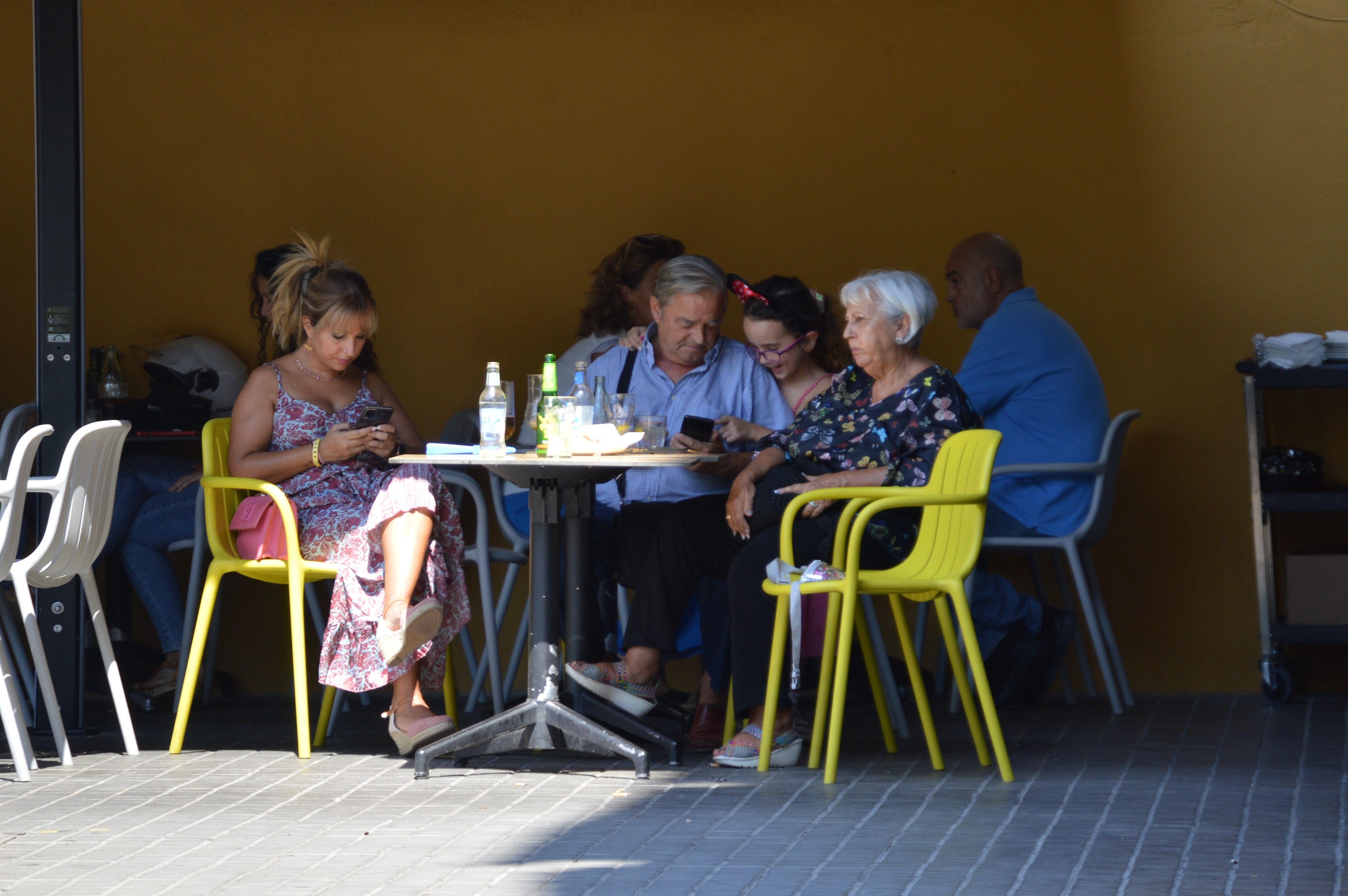 Aquest estiu molts veïns opten per buscar l'ombra en un banc o en una terrassa. FOTO: Nora Muñoz Otero