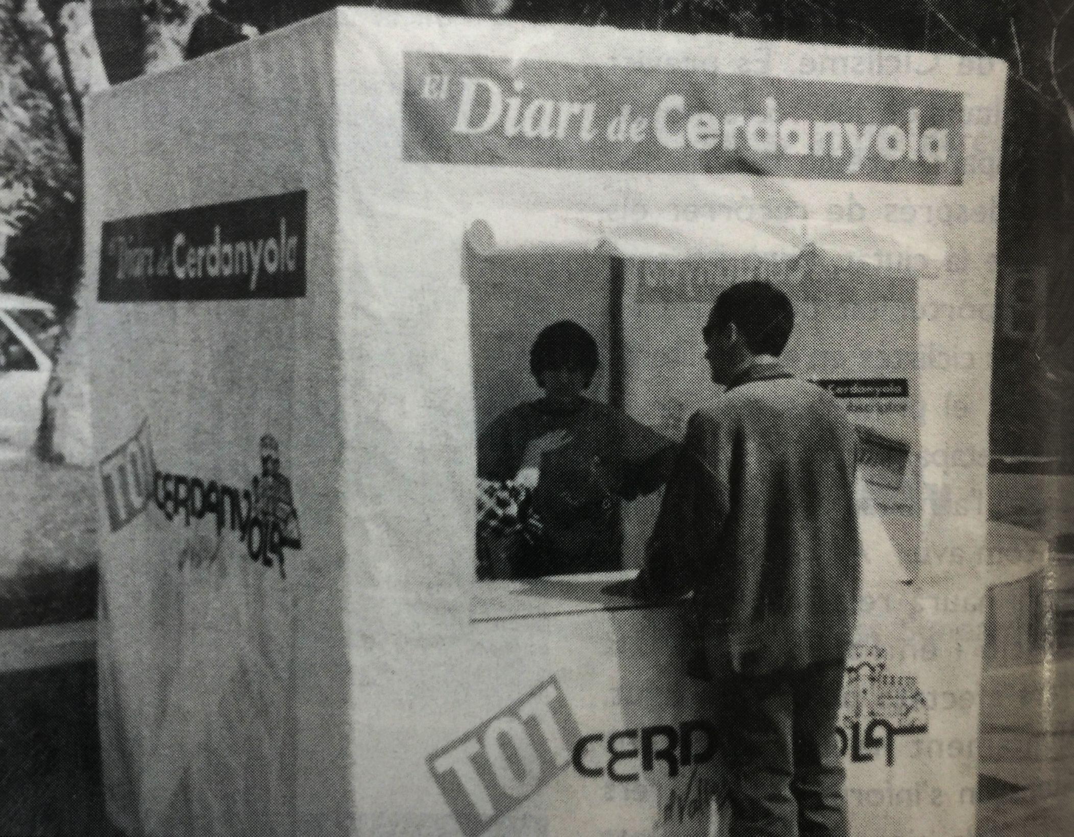 Stand promocional d'"El Diari de Cerdanyola" (abril, 1999). FOTO: Arxiu, TOT núm 602