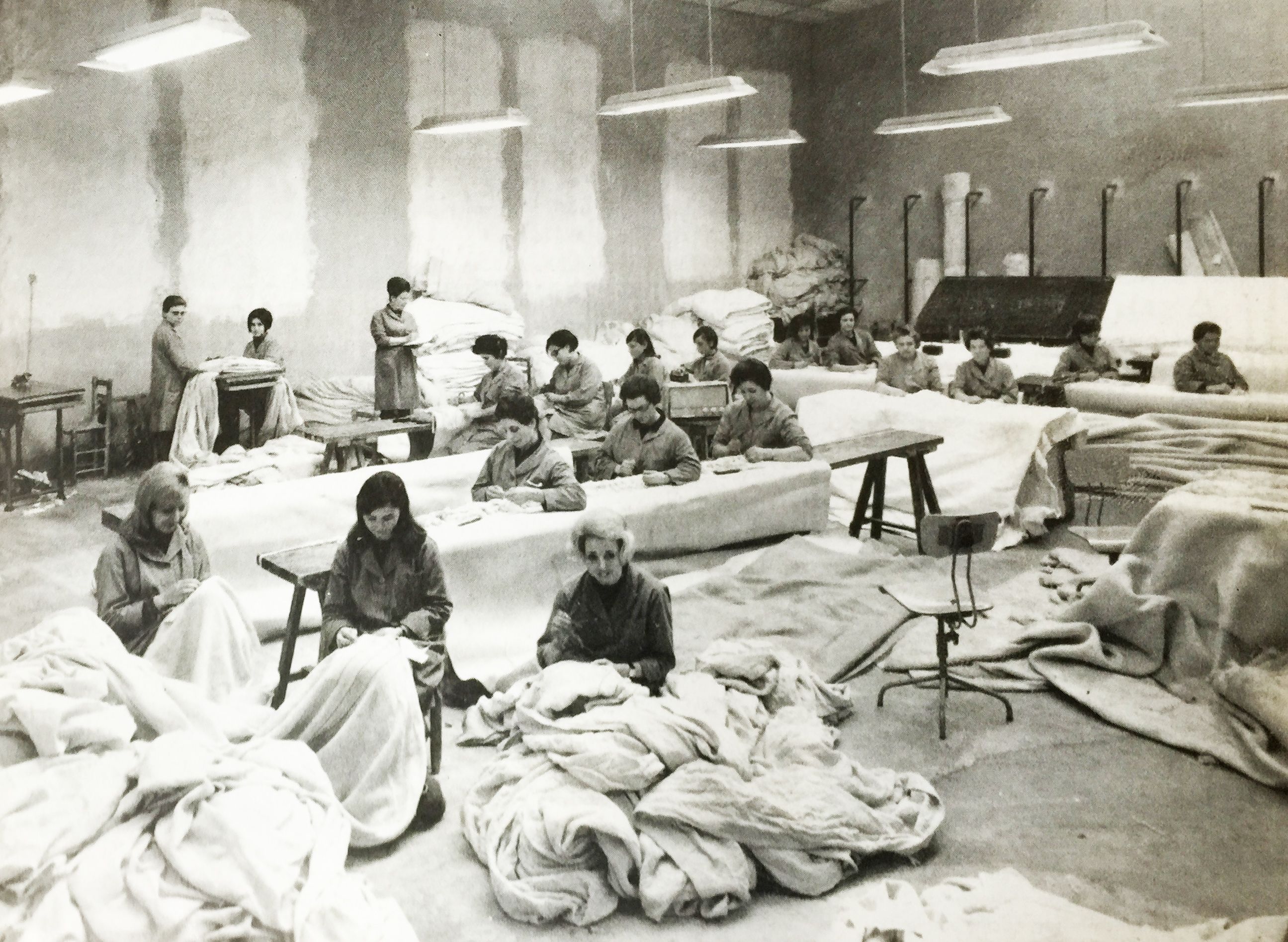 Treballadores de la divisió tèxtil, secció repàs d'Uralita (desembre,1997). FOTO: Cedida per Eduardo Bonito Ramos. TOT número 538